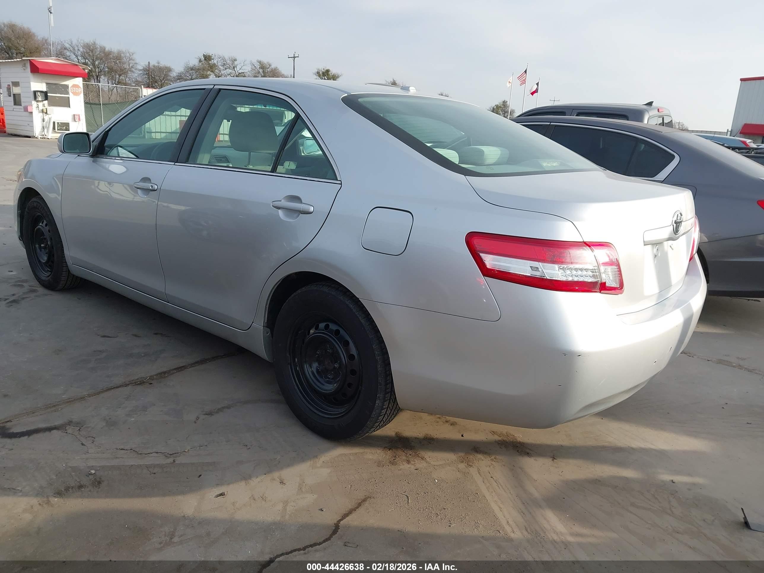 TOYOTA CAMRY image 3