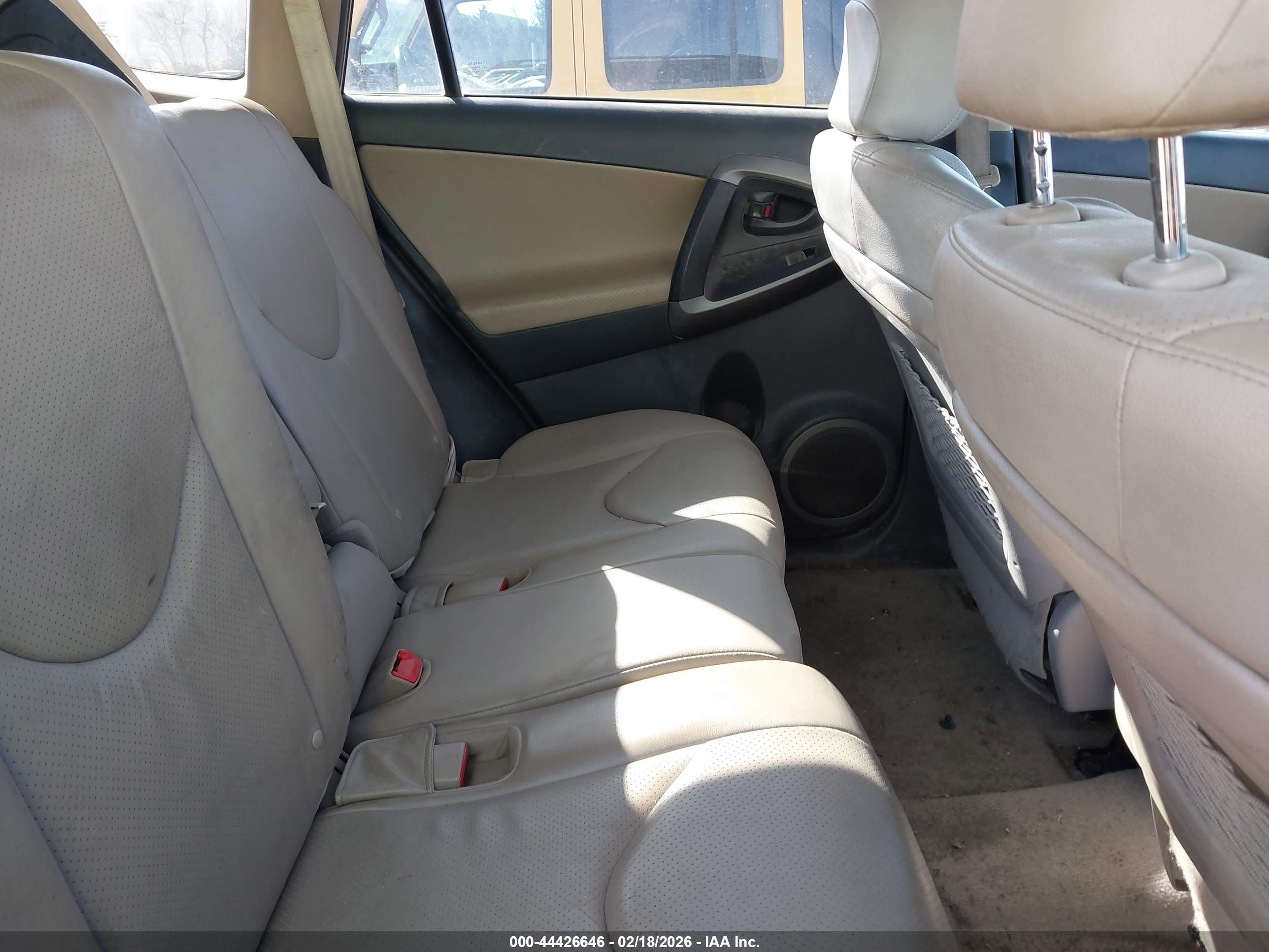 TOYOTA RAV4 image 8