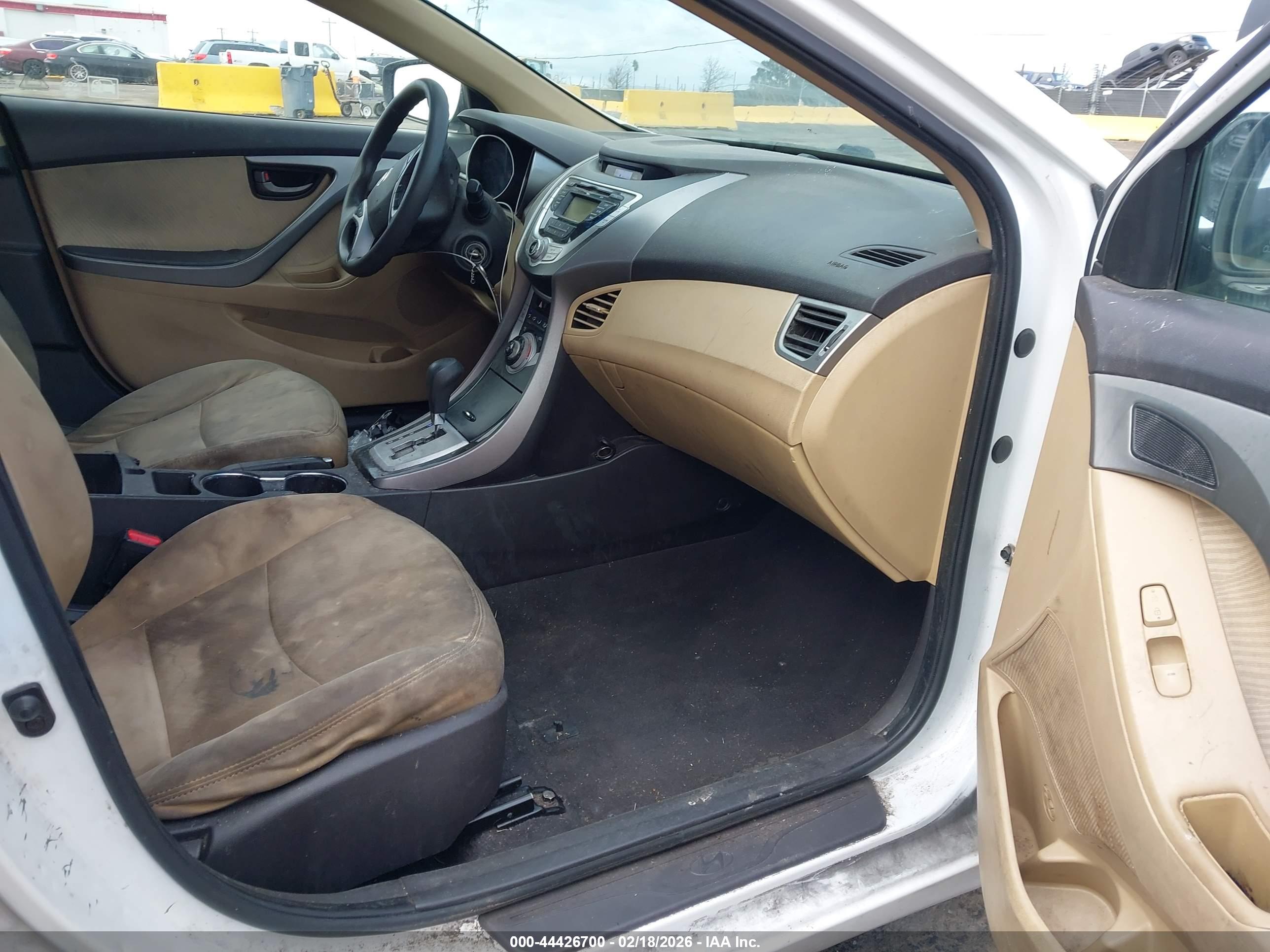 HYUNDAI ELANTRA image 5