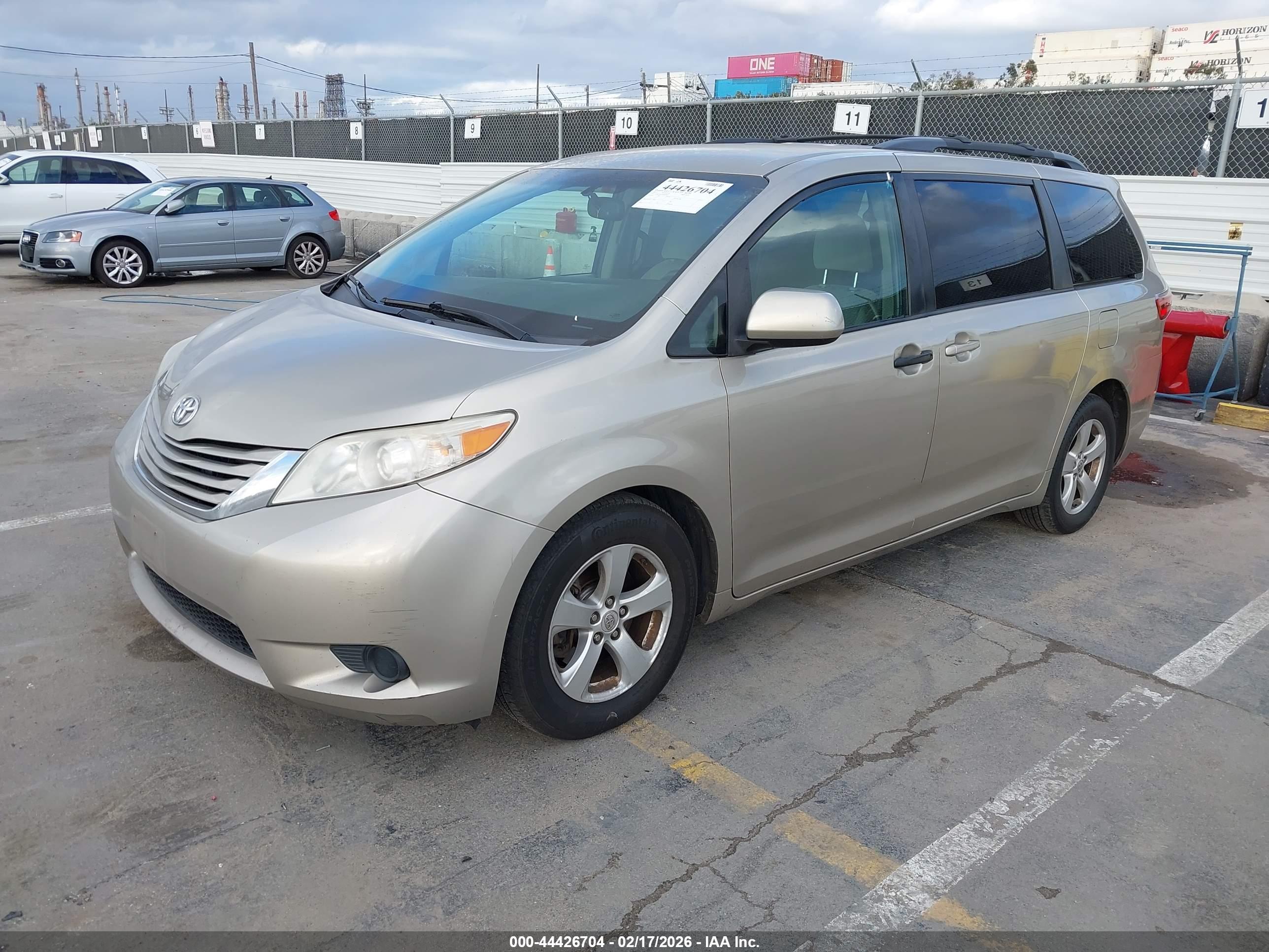 TOYOTA SIENNA image 2