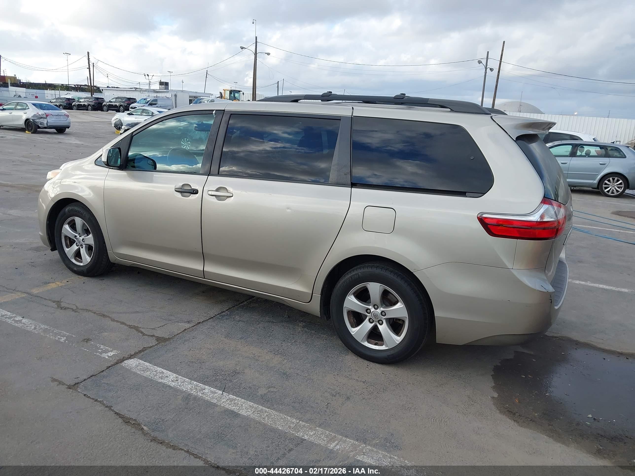 TOYOTA SIENNA image 3
