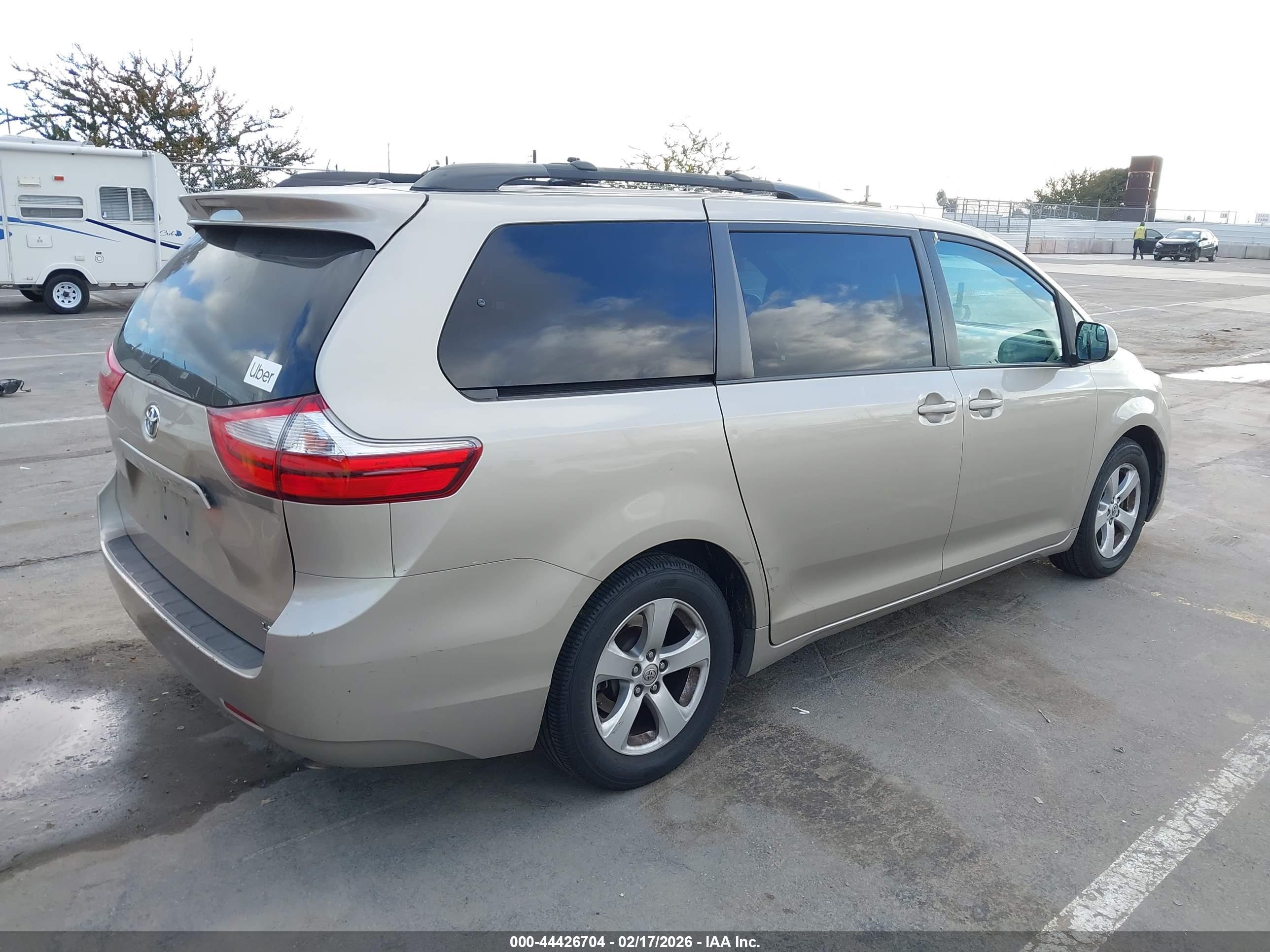 TOYOTA SIENNA image 4