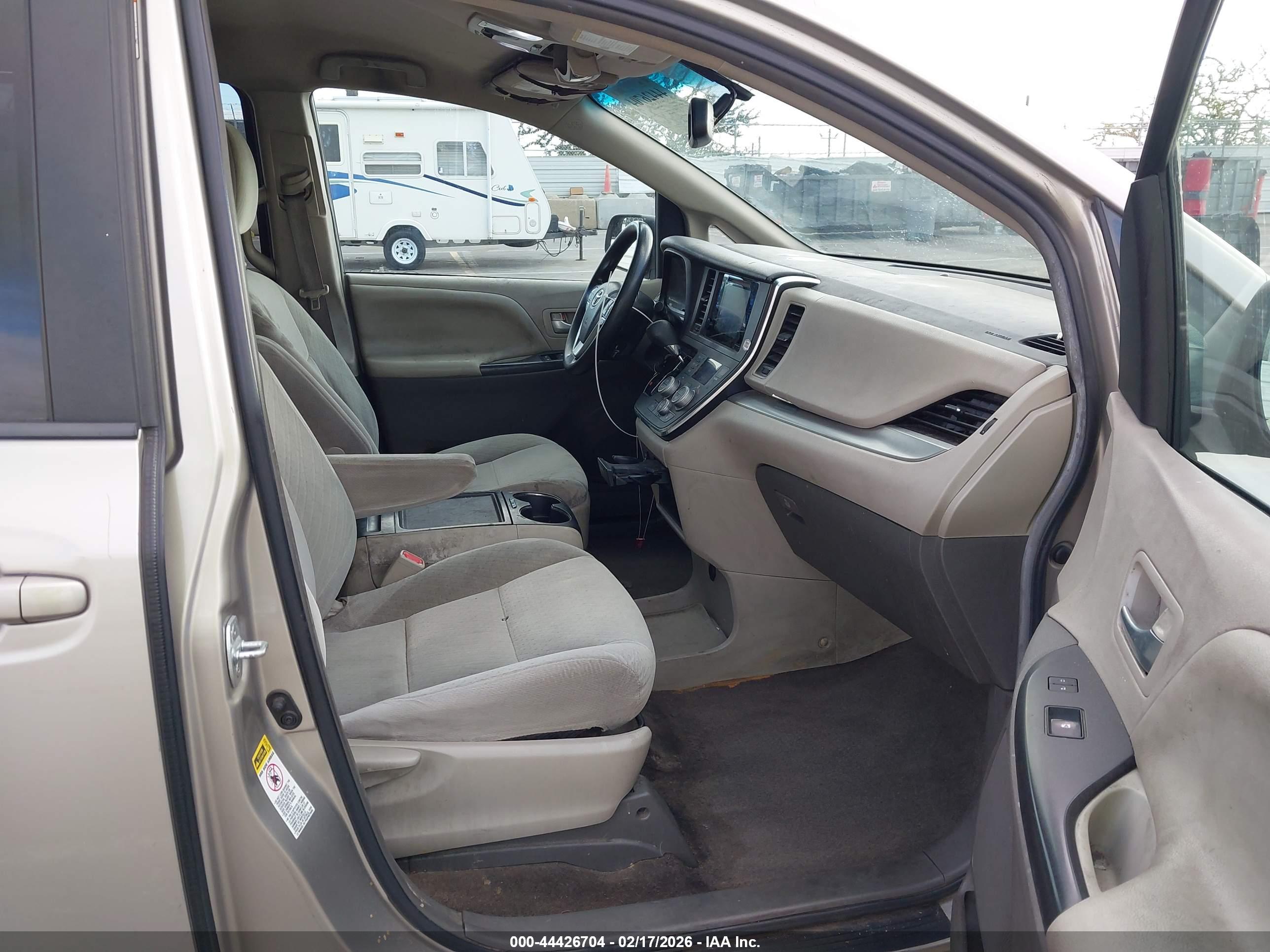 TOYOTA SIENNA image 5