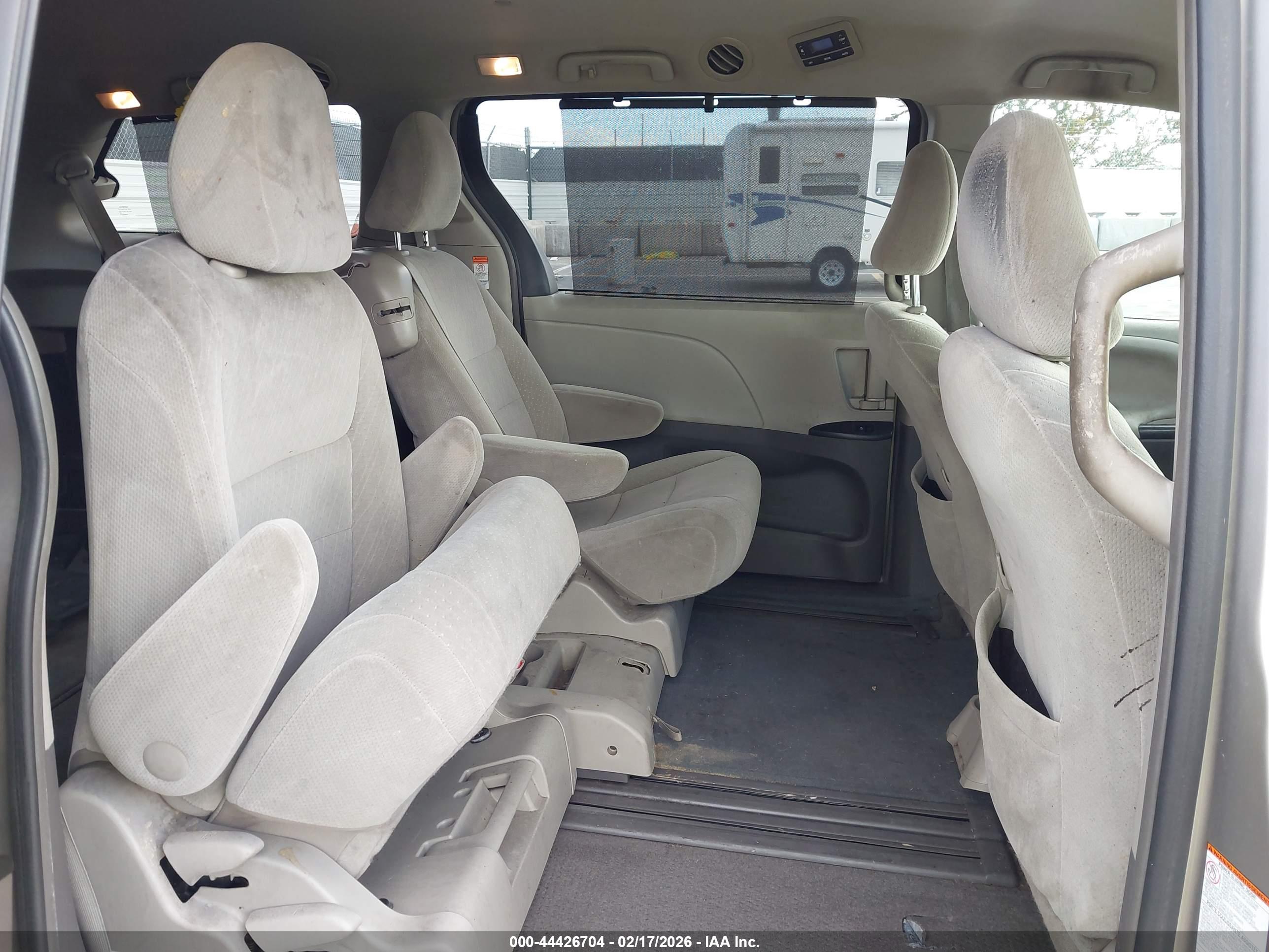TOYOTA SIENNA image 8