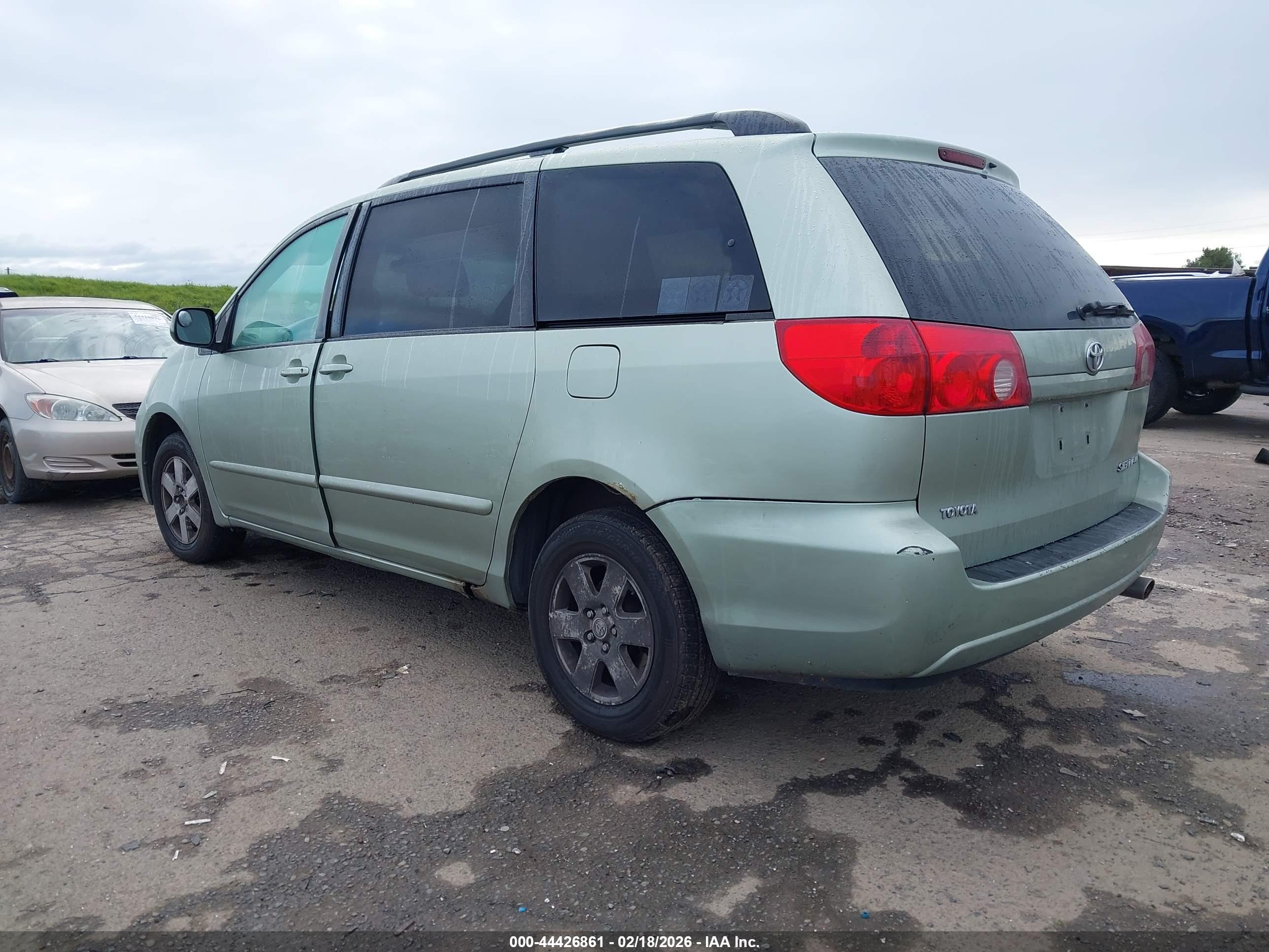 TOYOTA SIENNA image 3