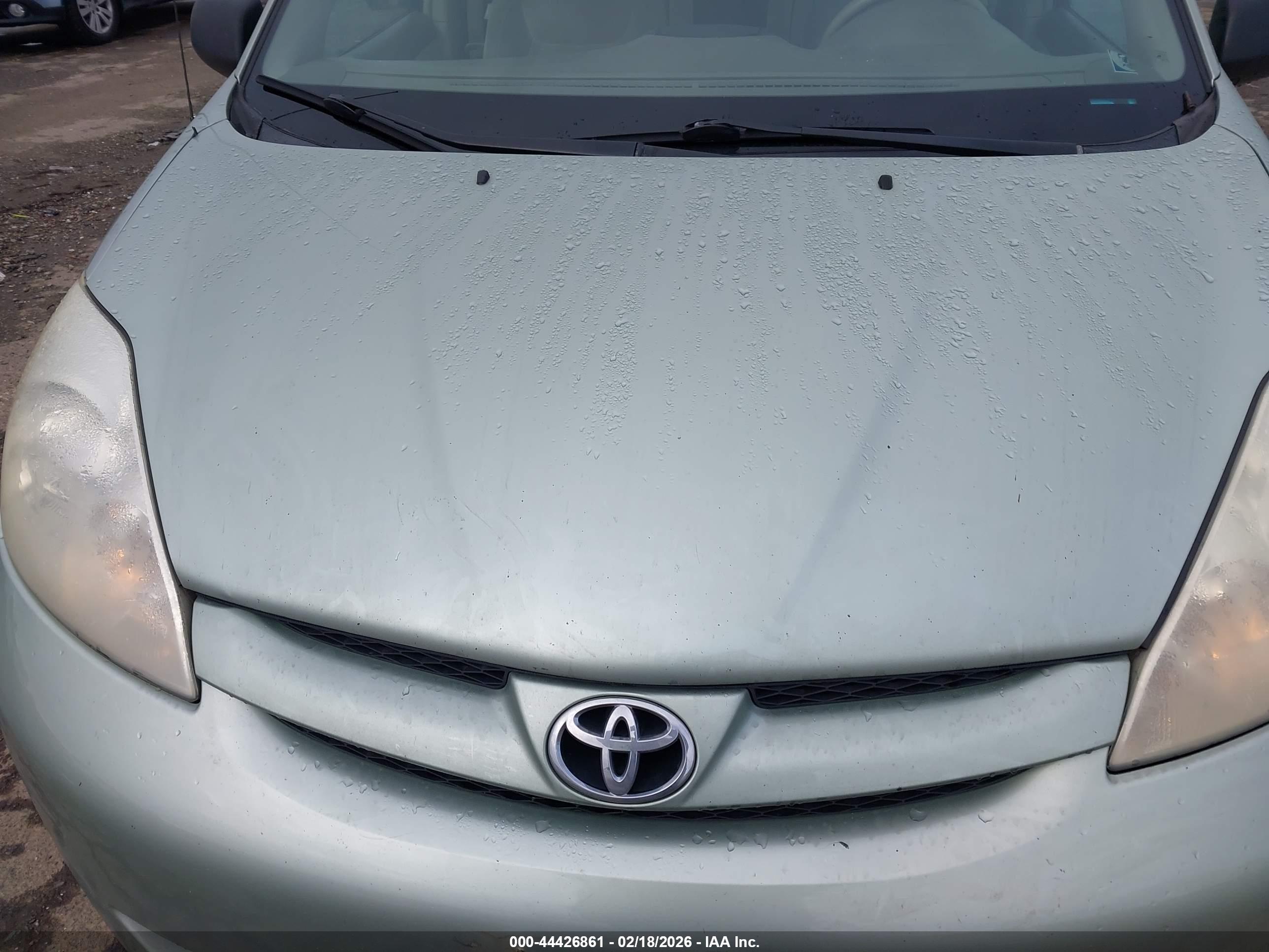TOYOTA SIENNA image 6