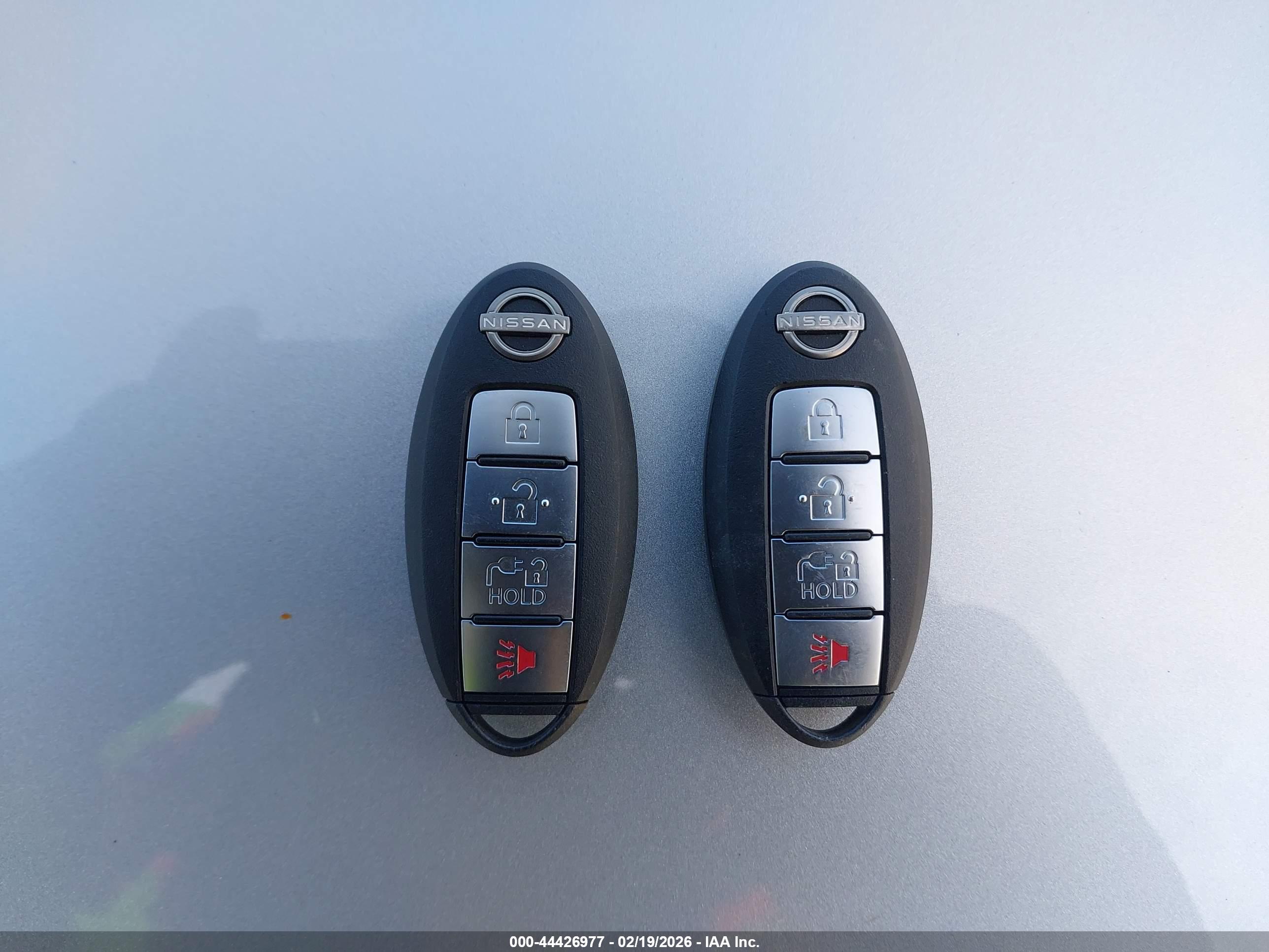 NISSAN LEAF image 11