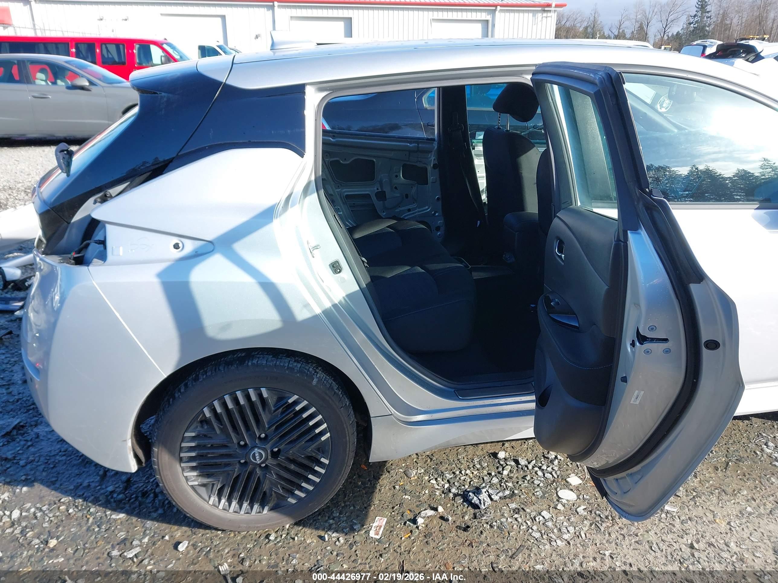 NISSAN LEAF image 8