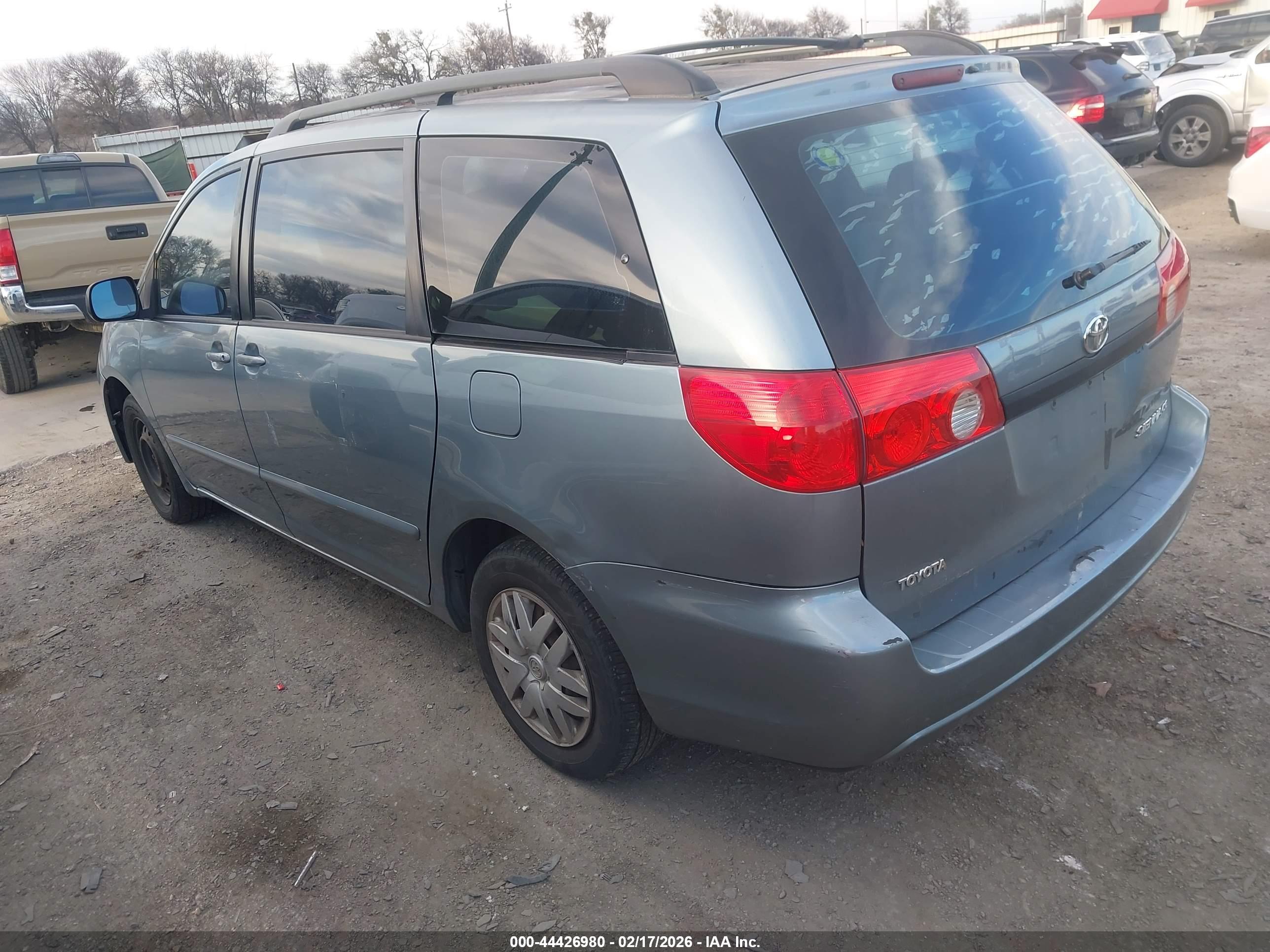 TOYOTA SIENNA image 3