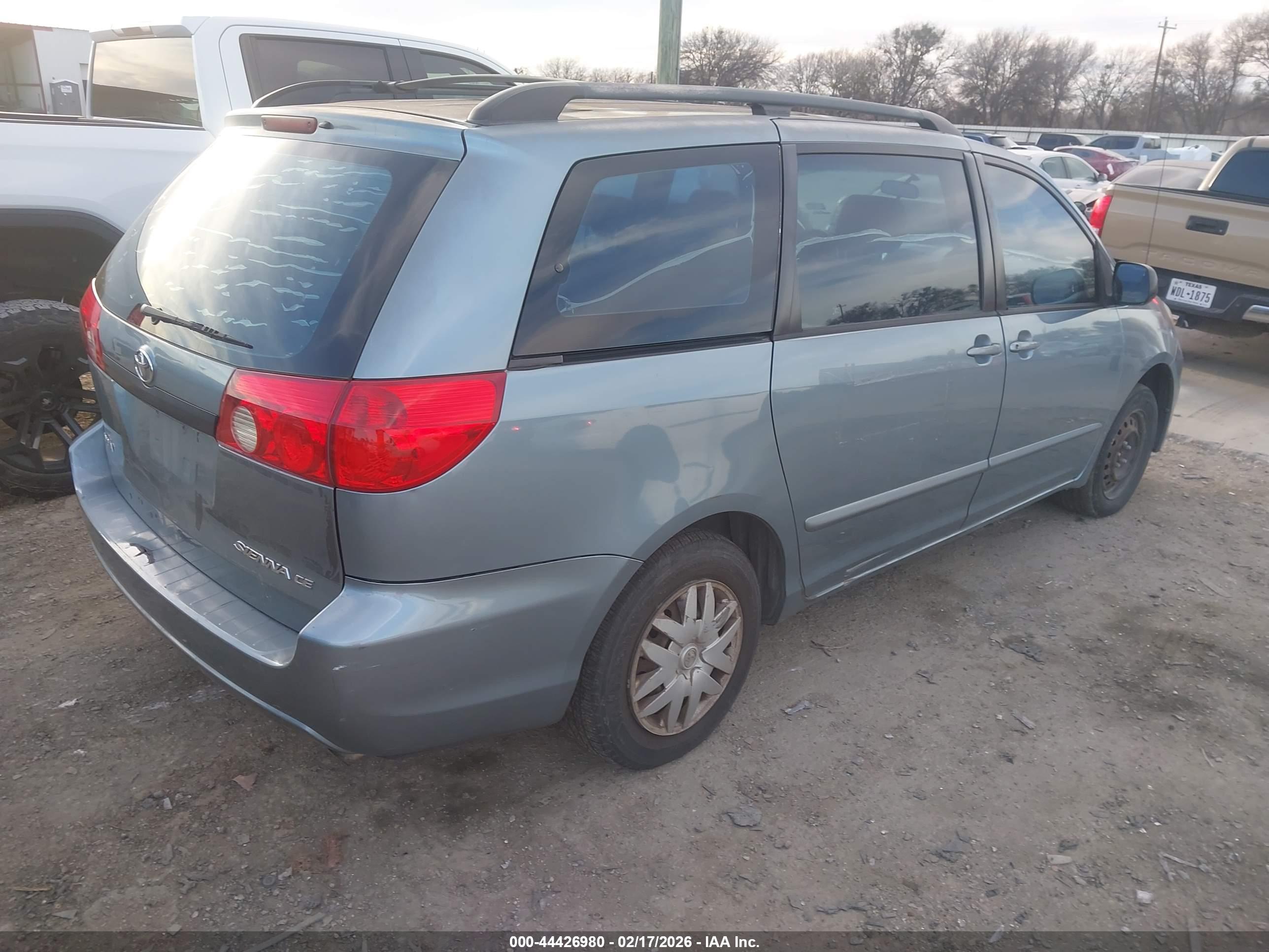 TOYOTA SIENNA image 4