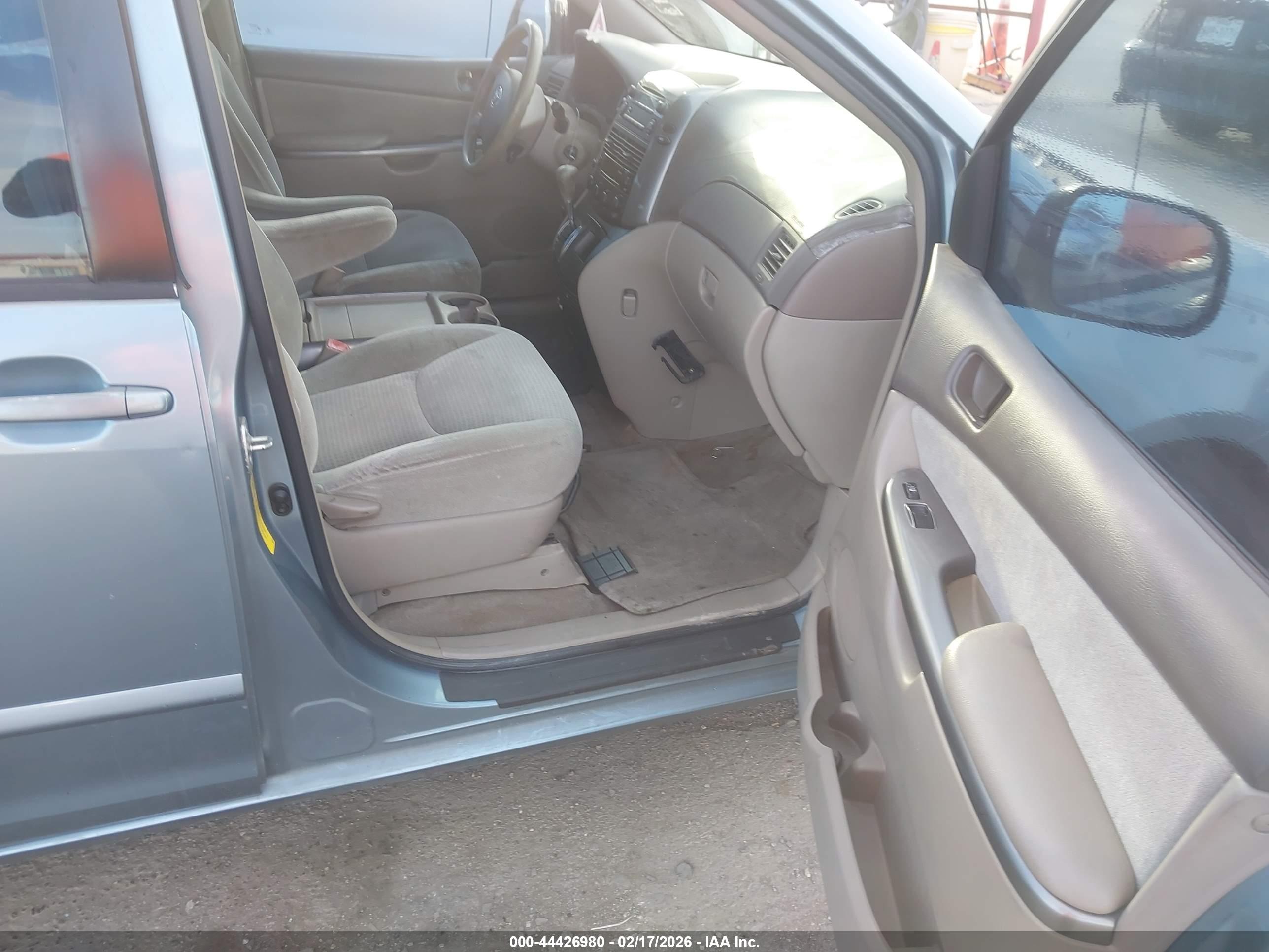 TOYOTA SIENNA image 5