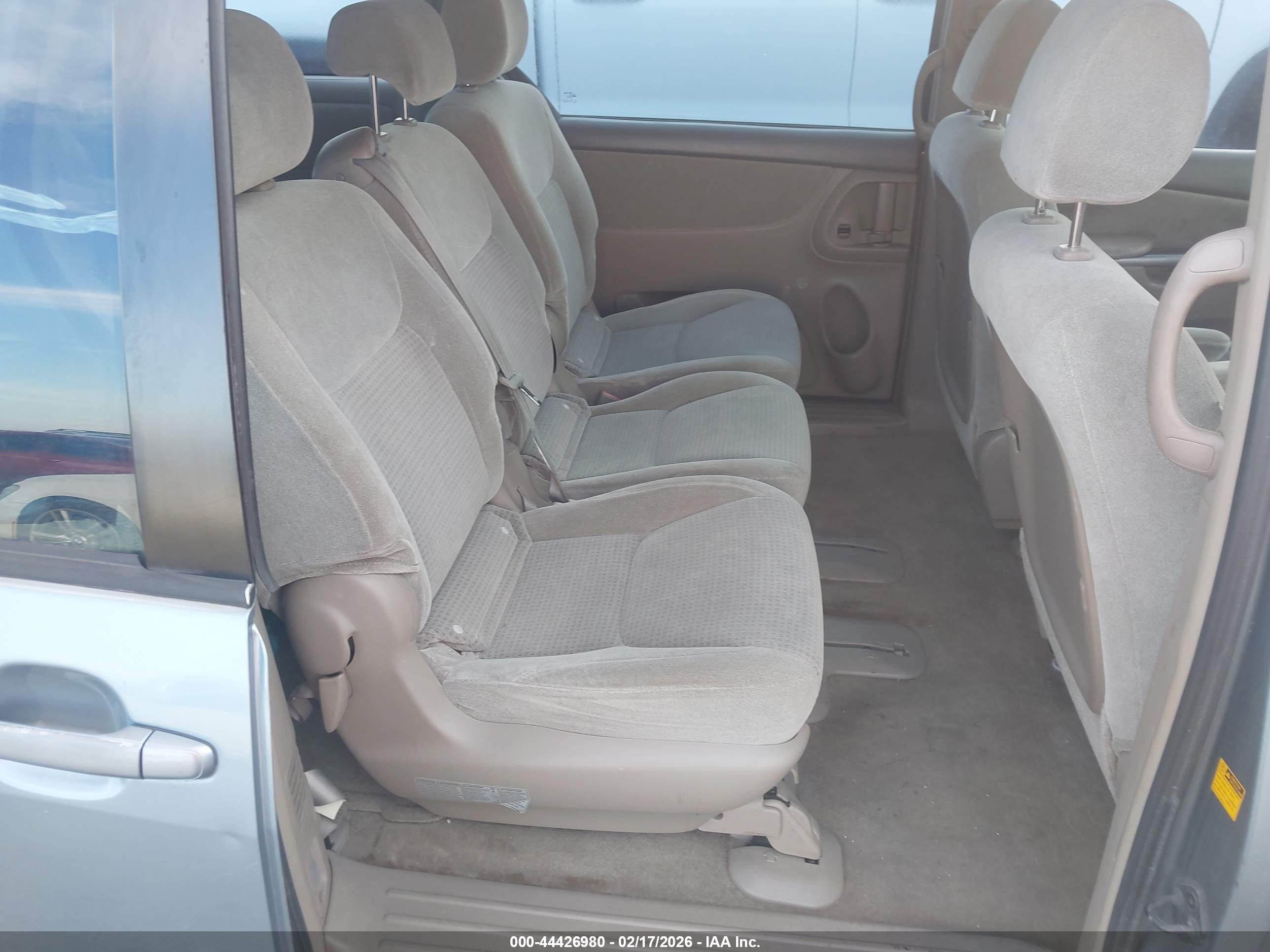 TOYOTA SIENNA image 8