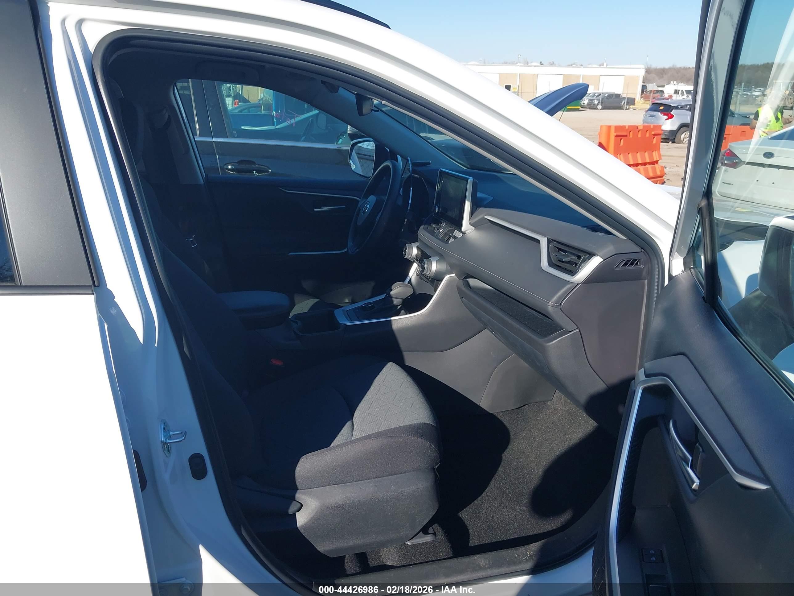 TOYOTA RAV4 image 5