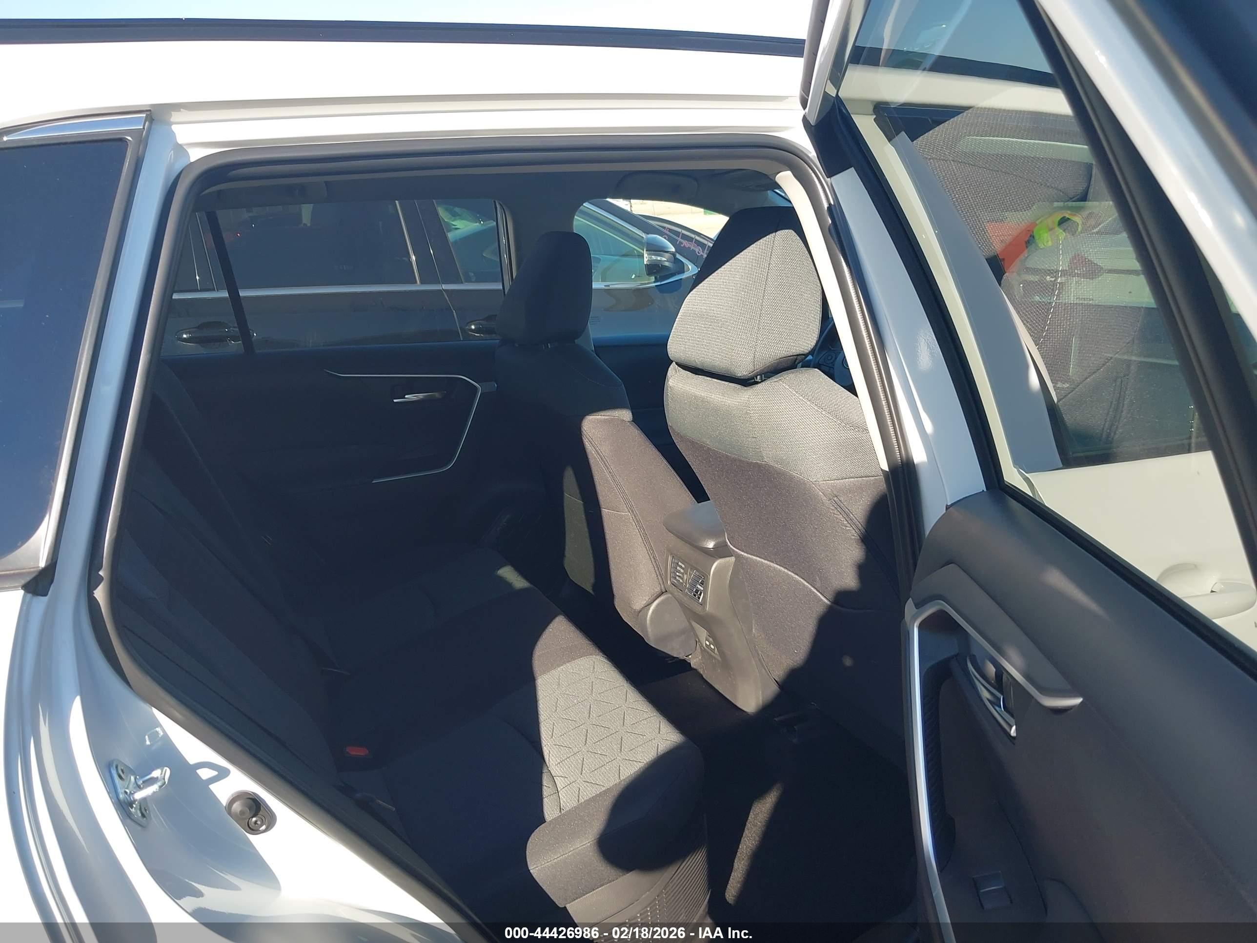 TOYOTA RAV4 image 8