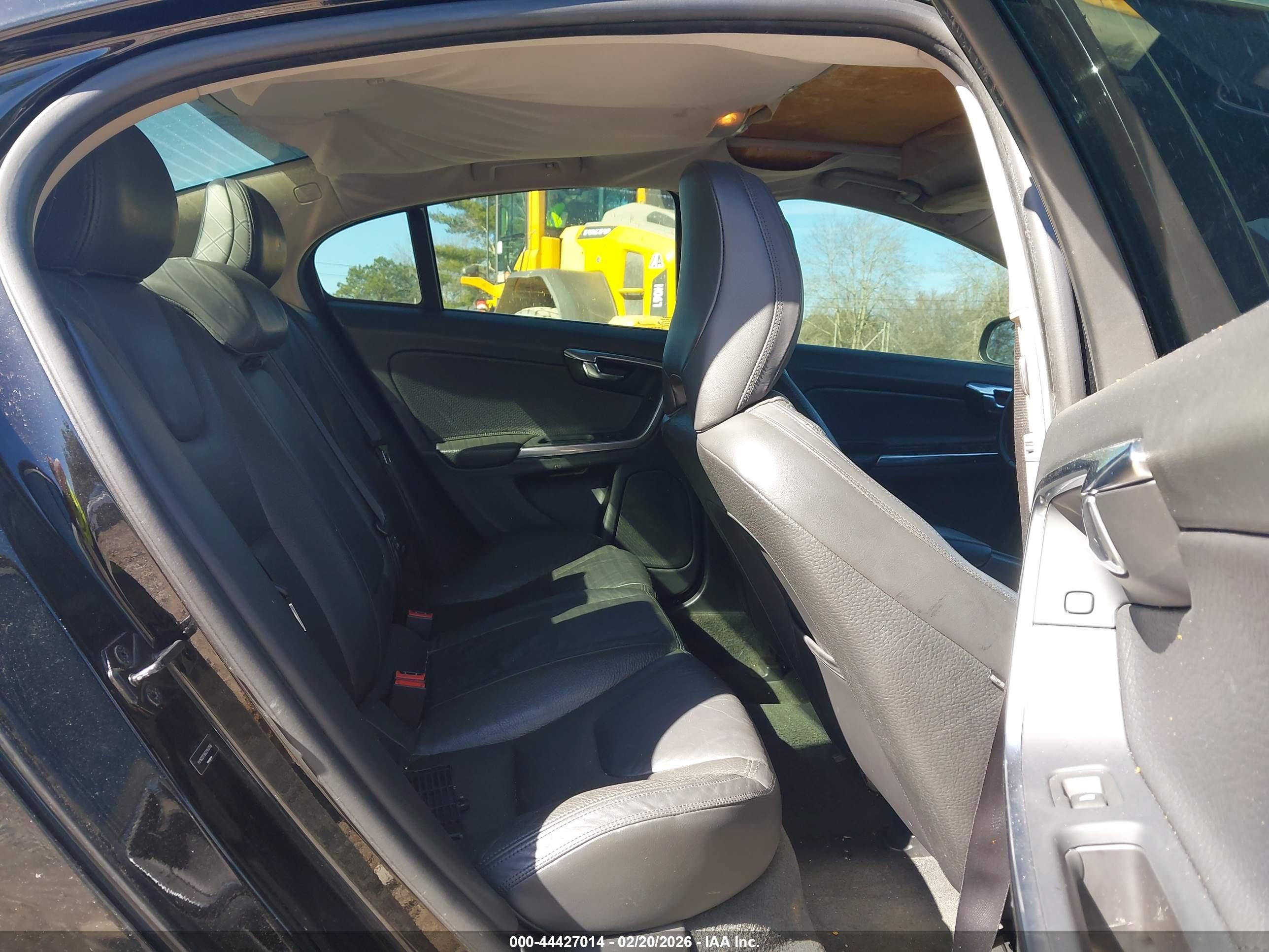 VOLVO S60 image 8