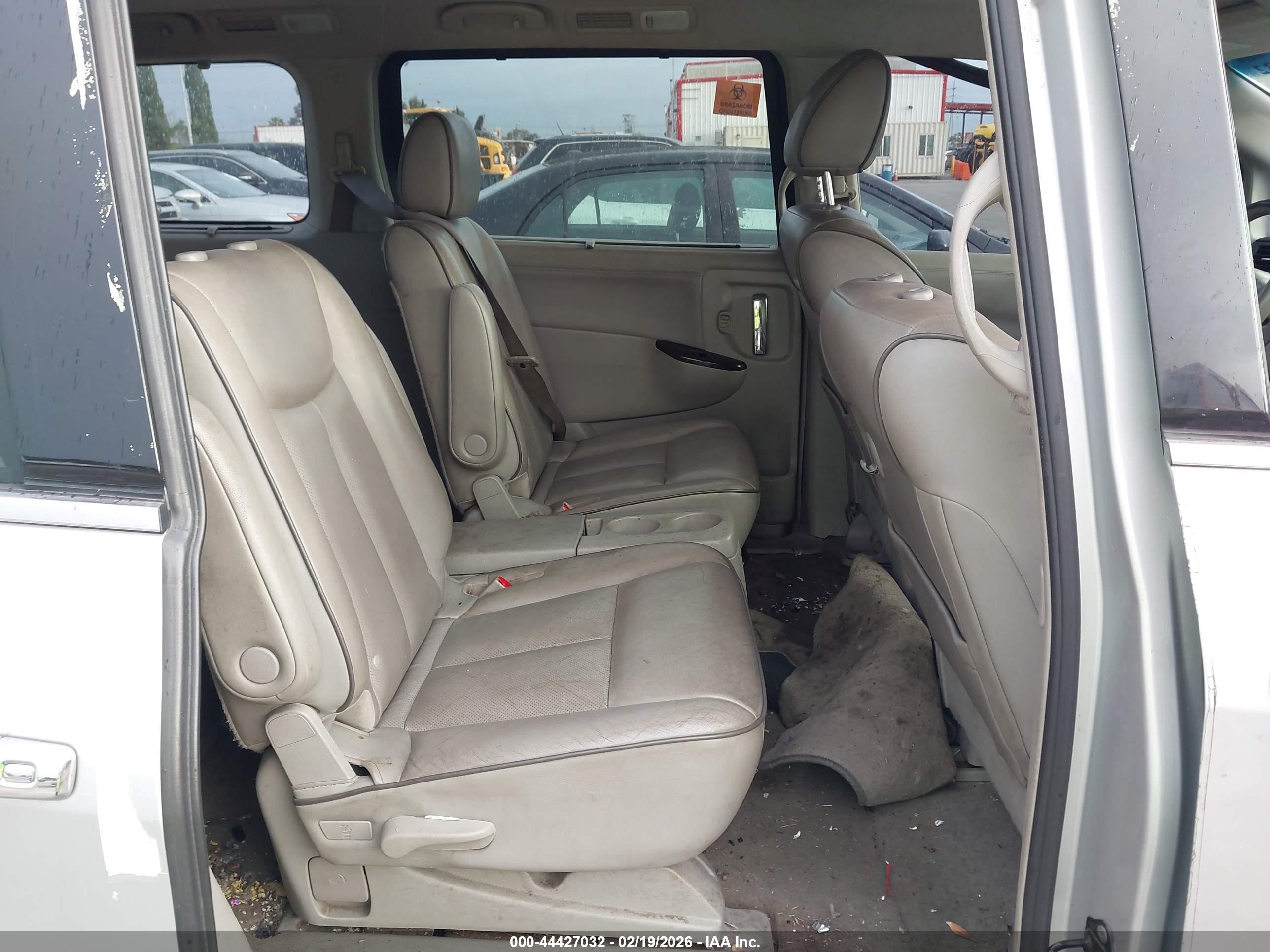 NISSAN QUEST image 8