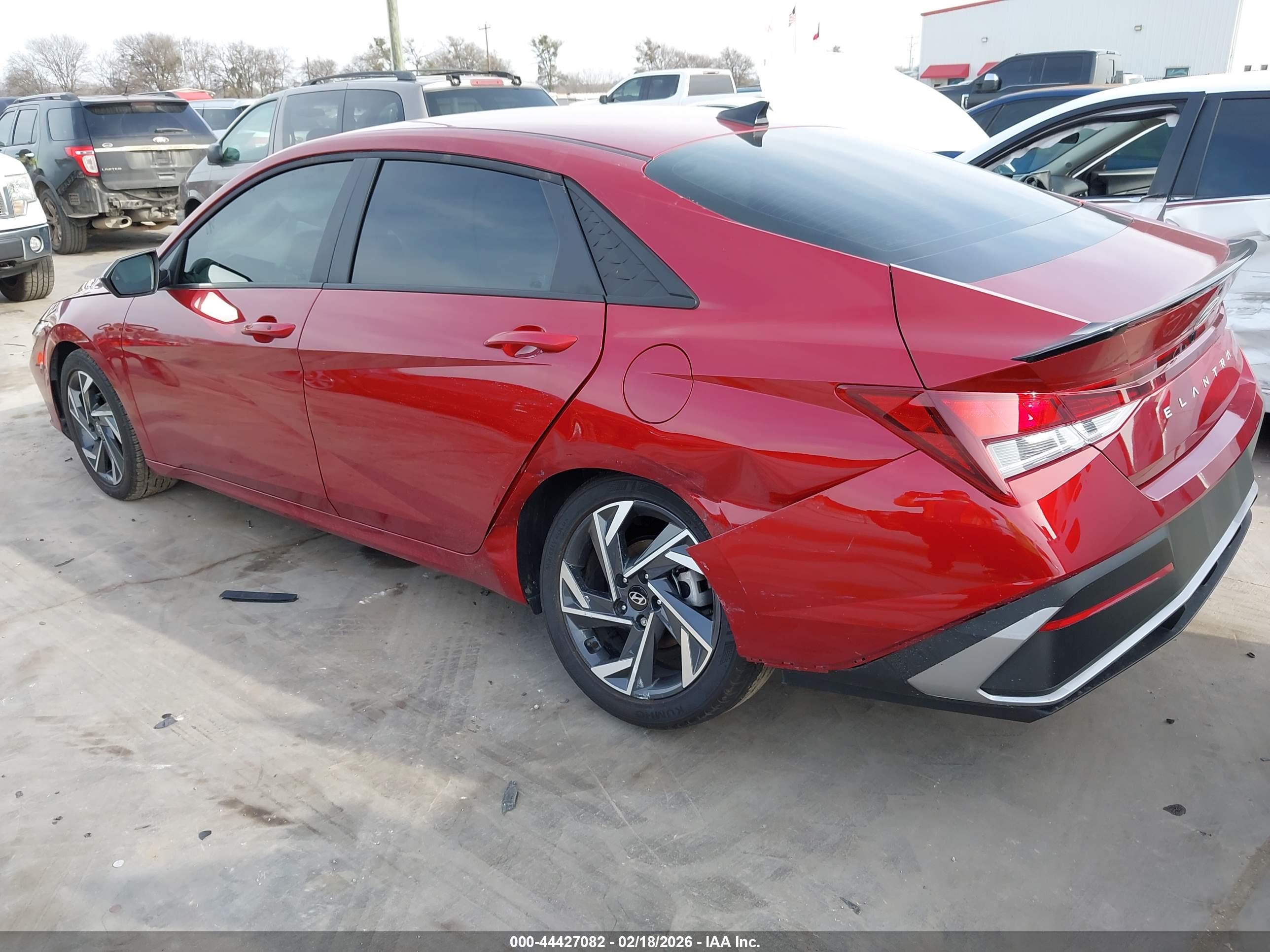 HYUNDAI ELANTRA image 3