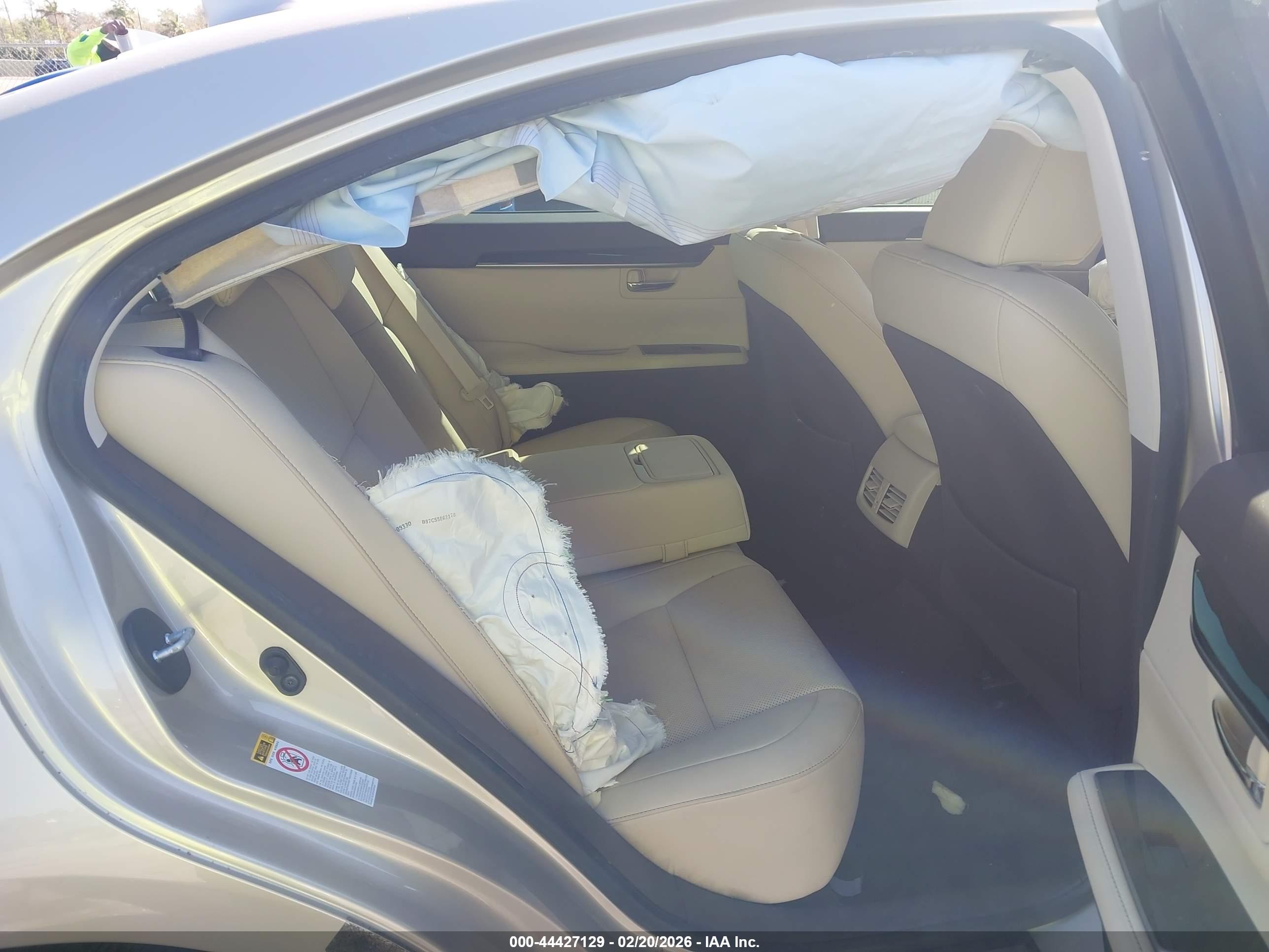 LEXUS ES image 8
