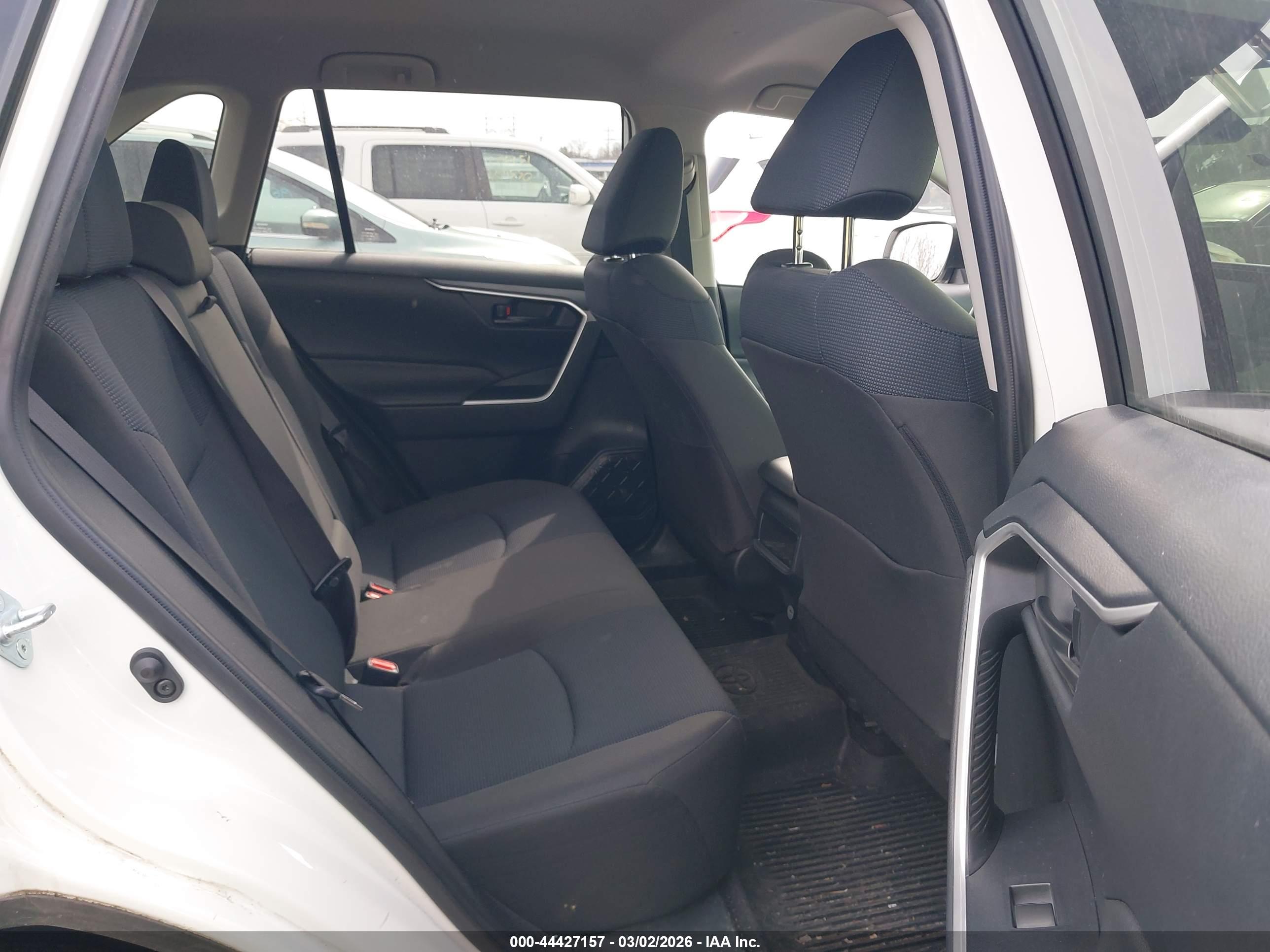 TOYOTA RAV4 image 8