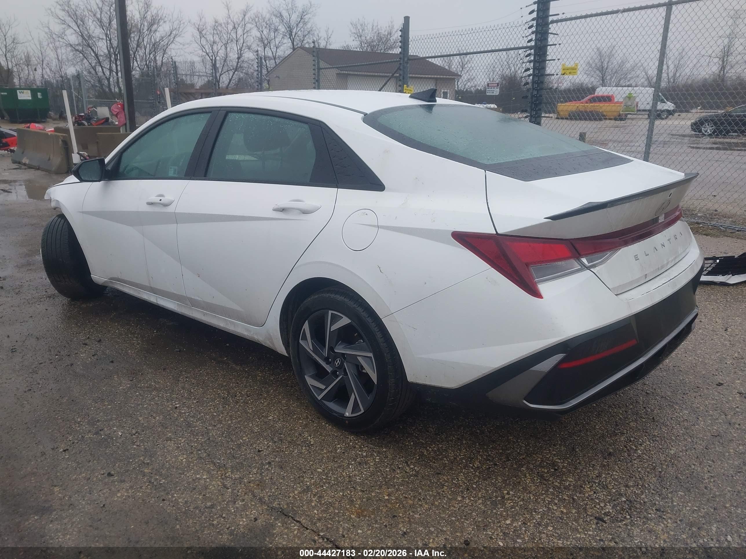 HYUNDAI ELANTRA image 3