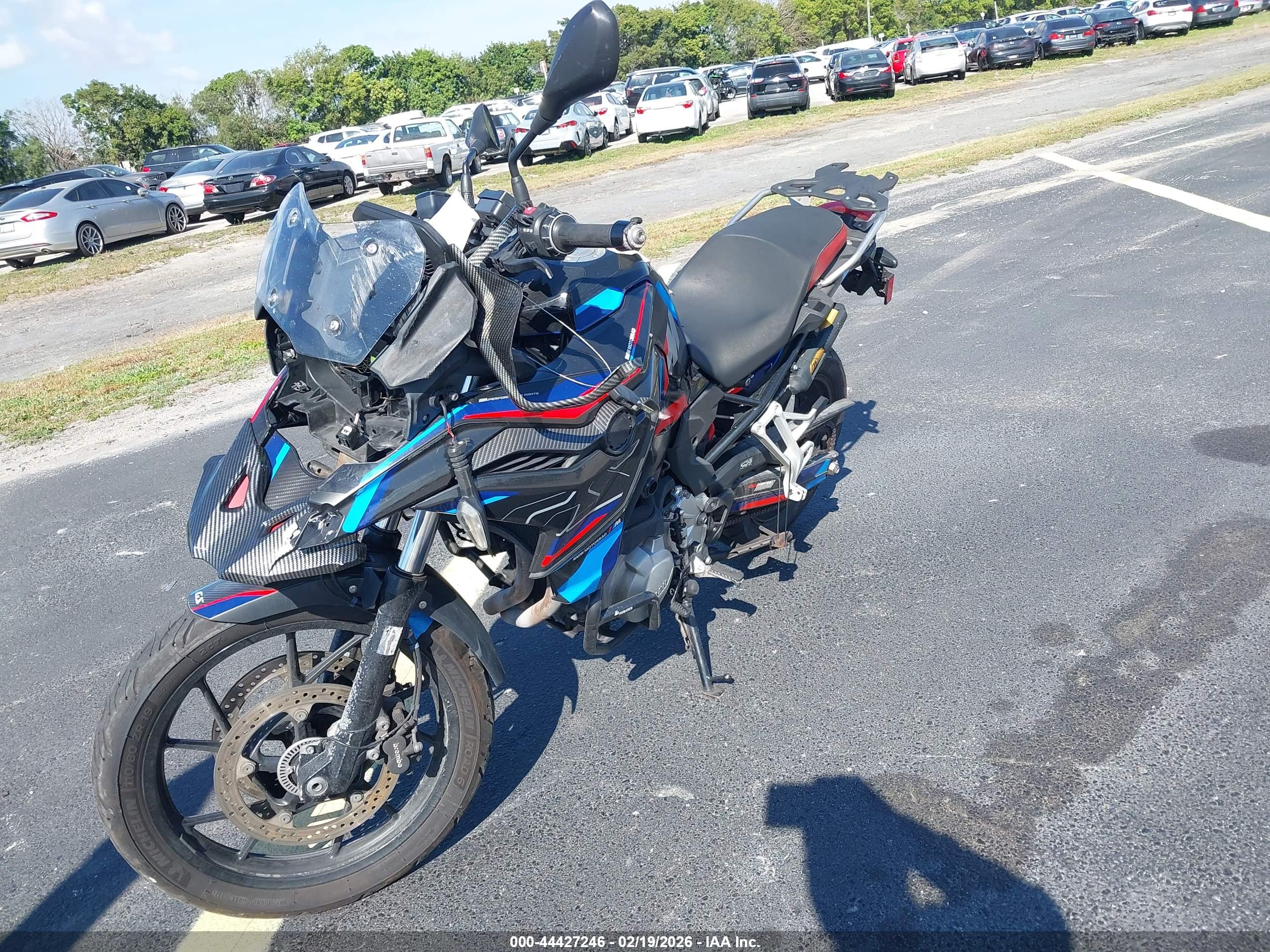 BMW F image 2