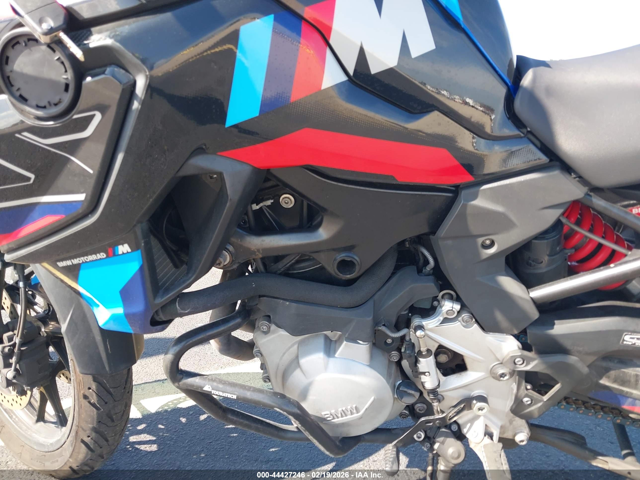 BMW F image 9