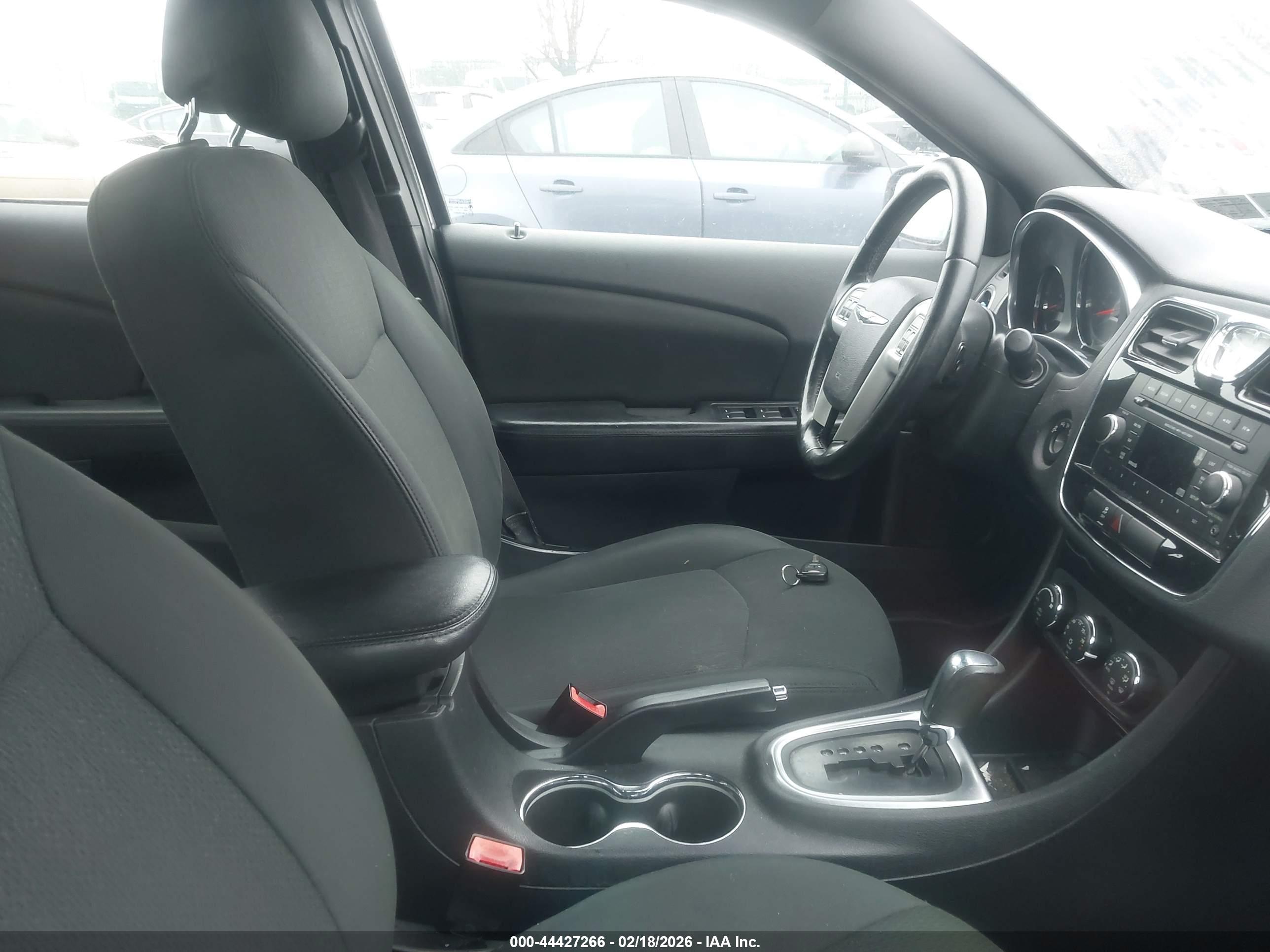 CHRYSLER 200 image 5