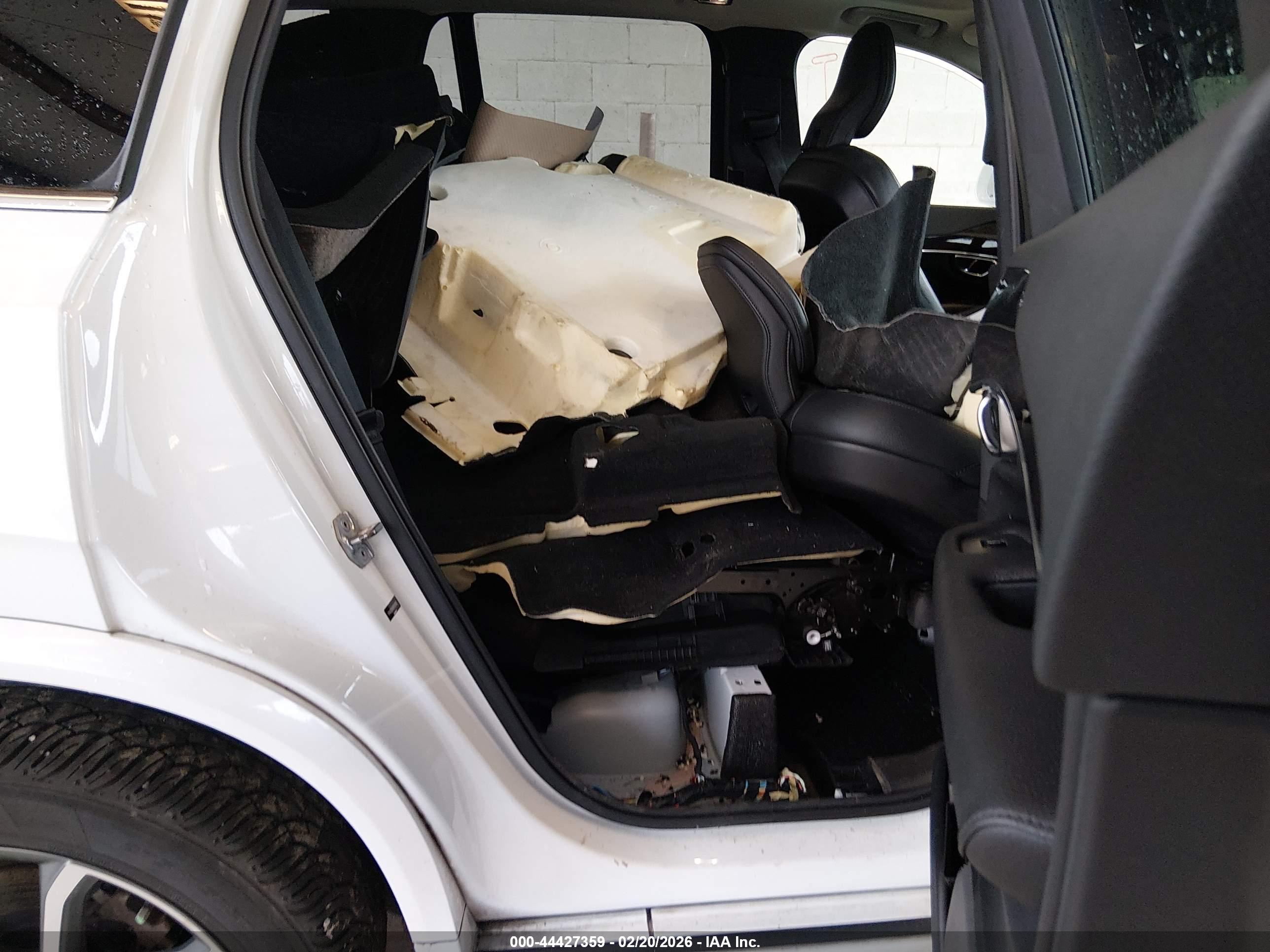 VOLVO XC90 image 8