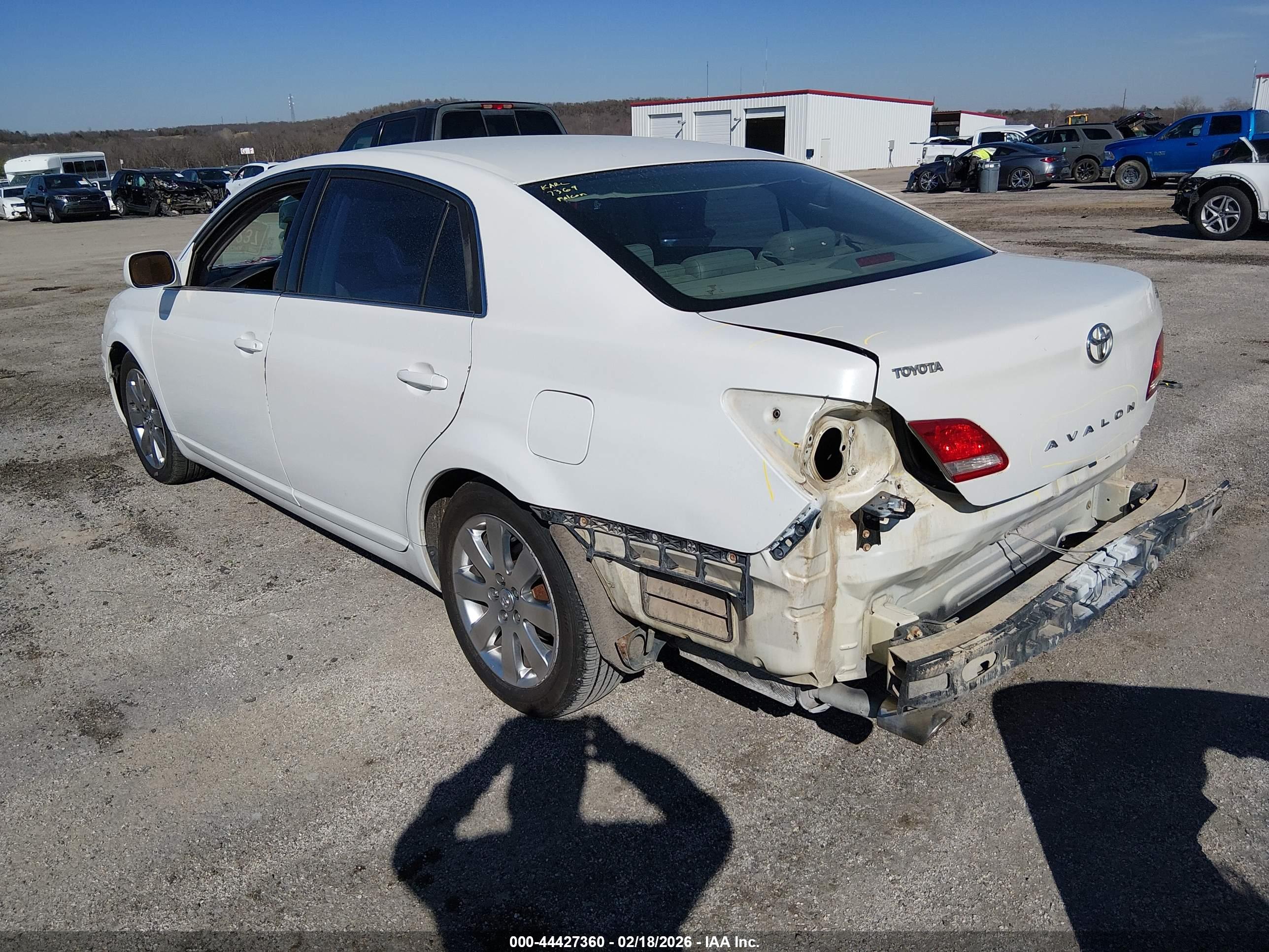 TOYOTA AVALON image 3
