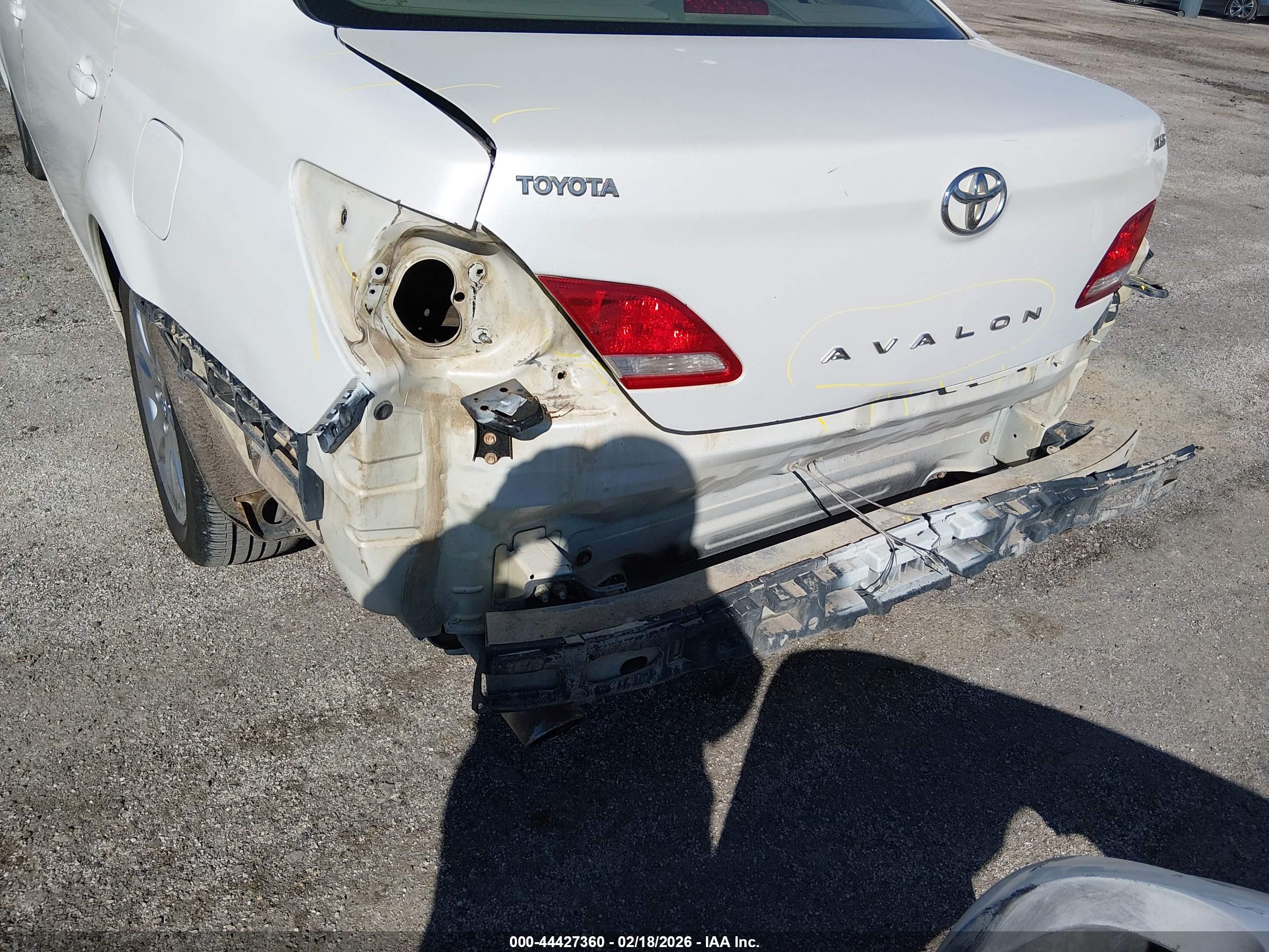 TOYOTA AVALON image 6