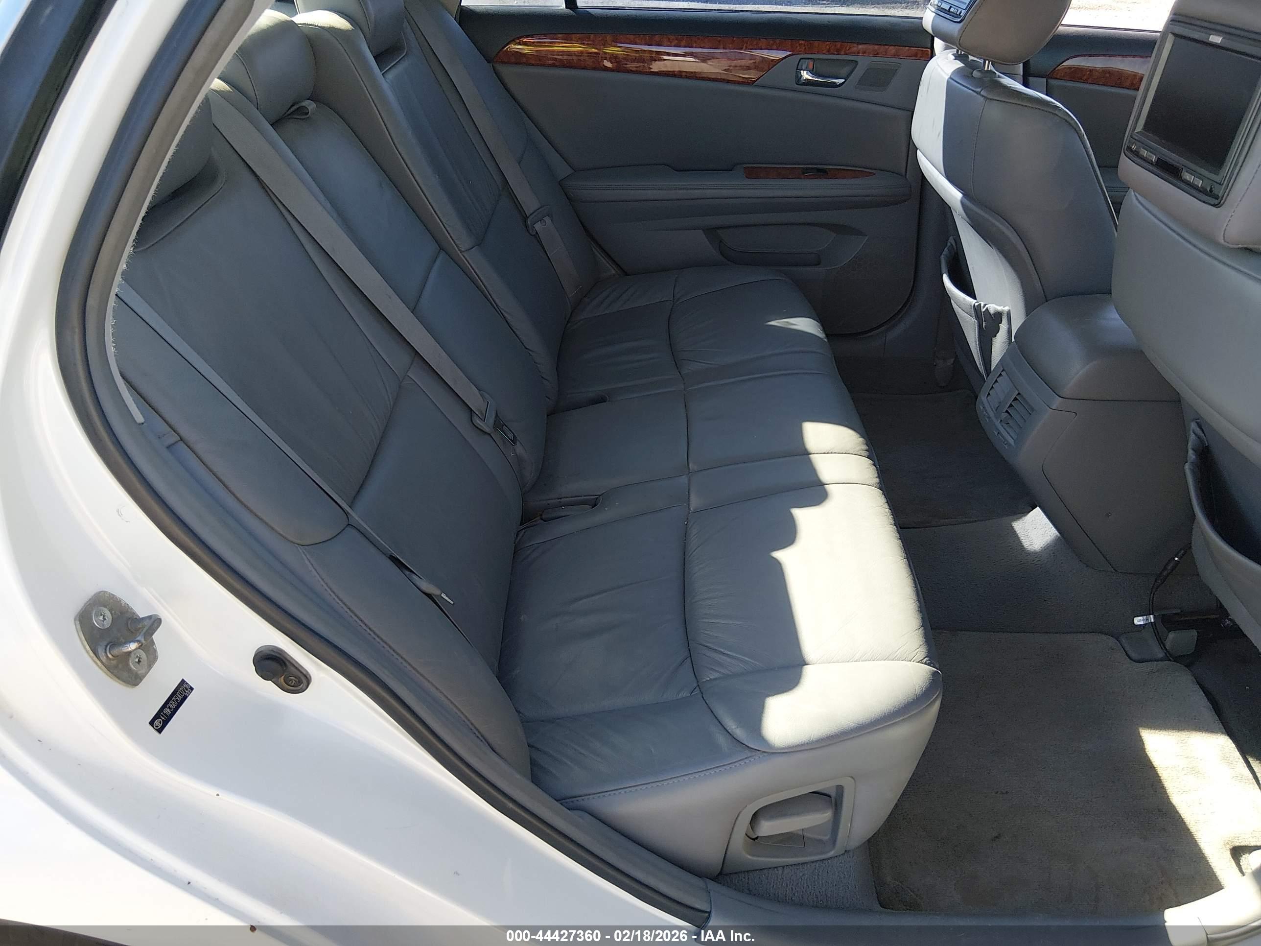 TOYOTA AVALON image 8