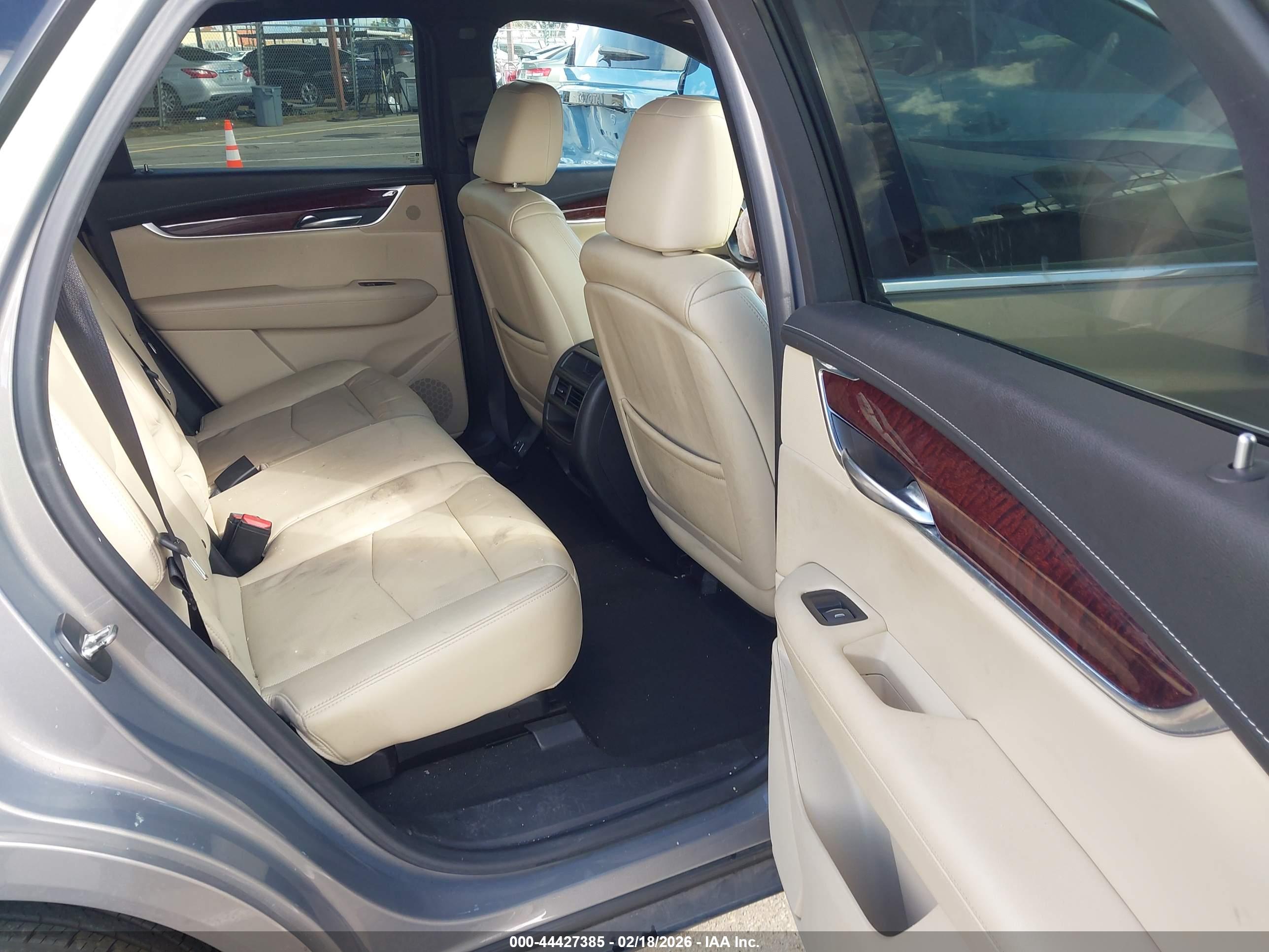 CADILLAC XT5 image 8