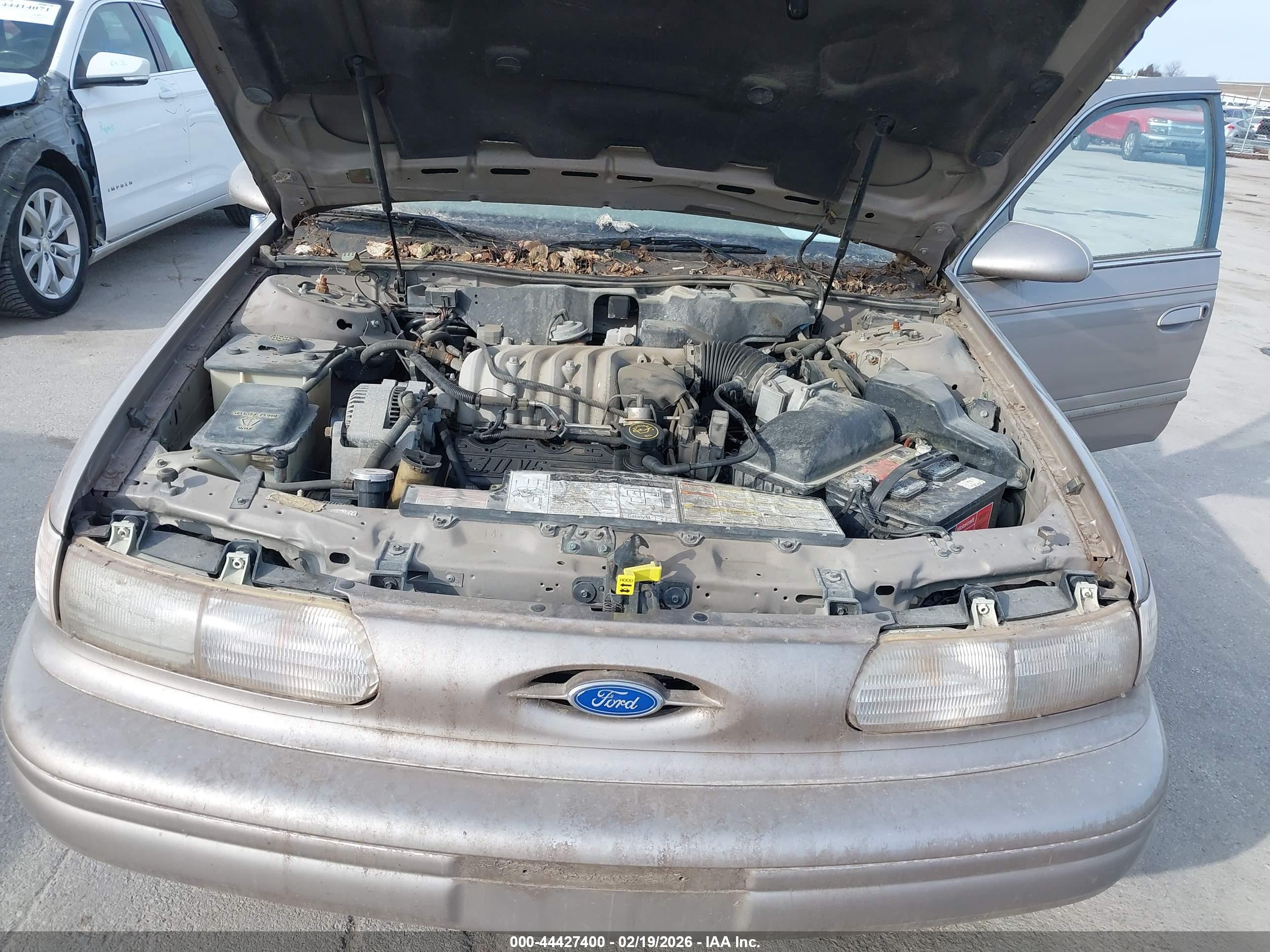 FORD TAURUS image 10
