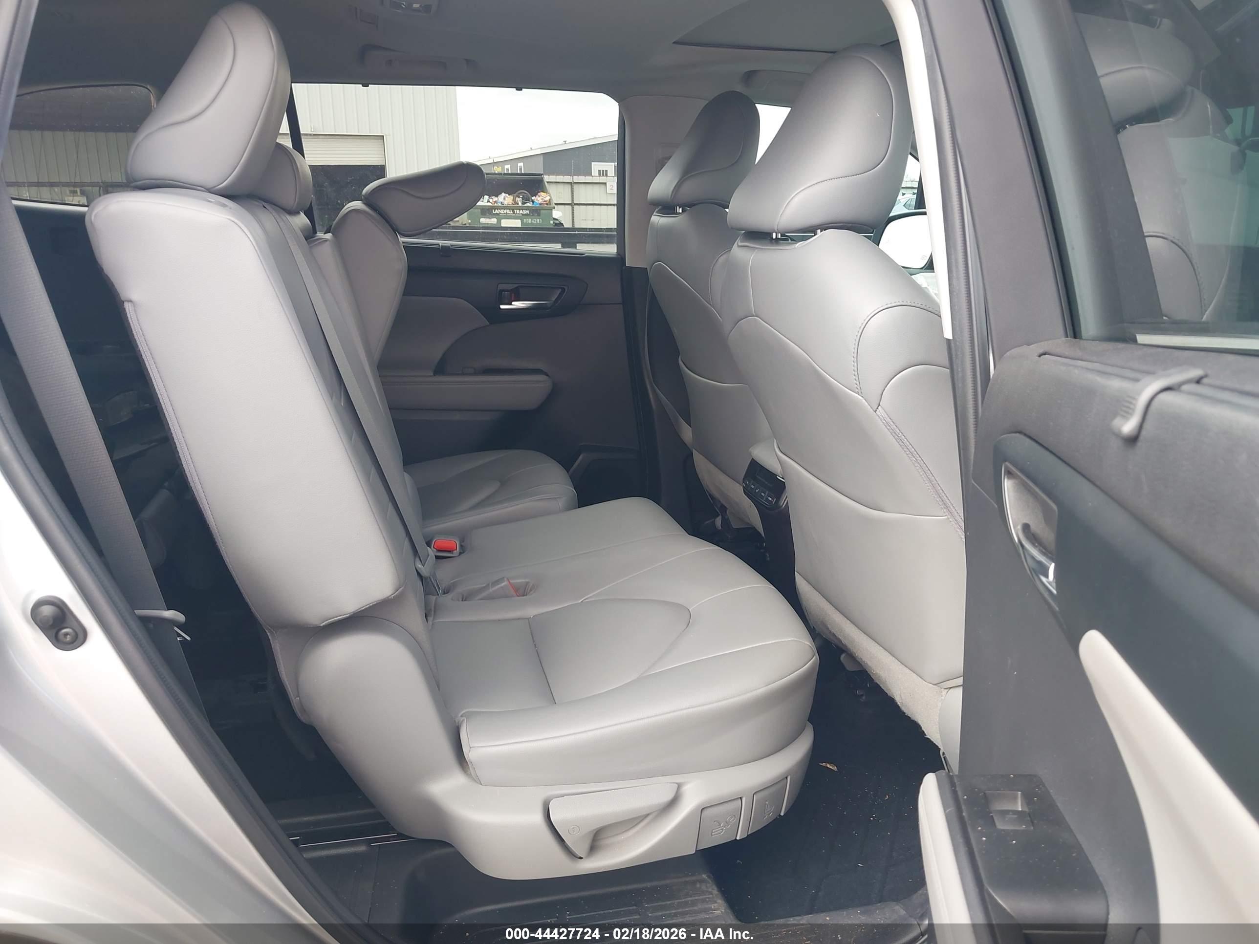 TOYOTA HIGHLANDER image 8