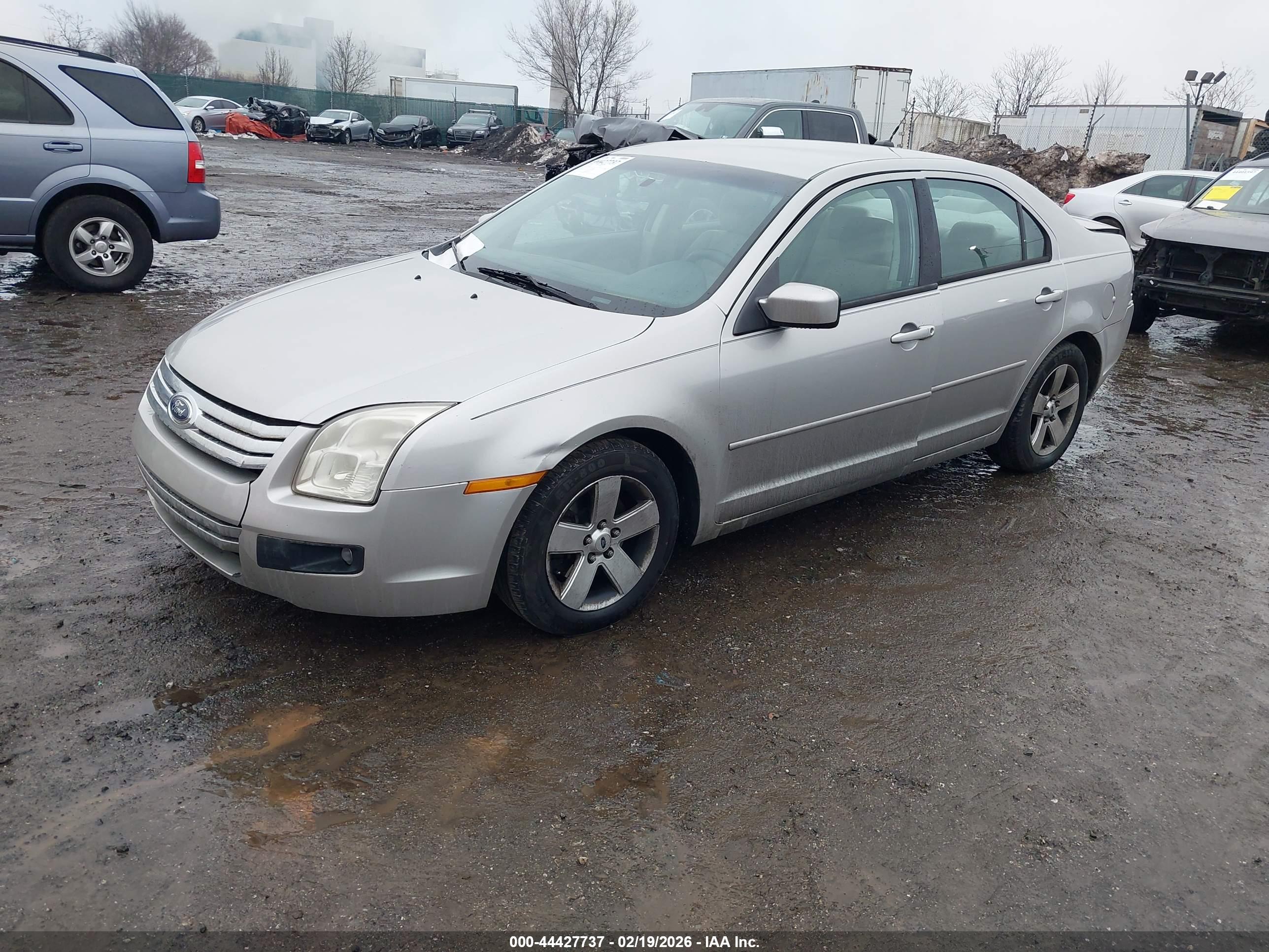 FORD FUSION image 2