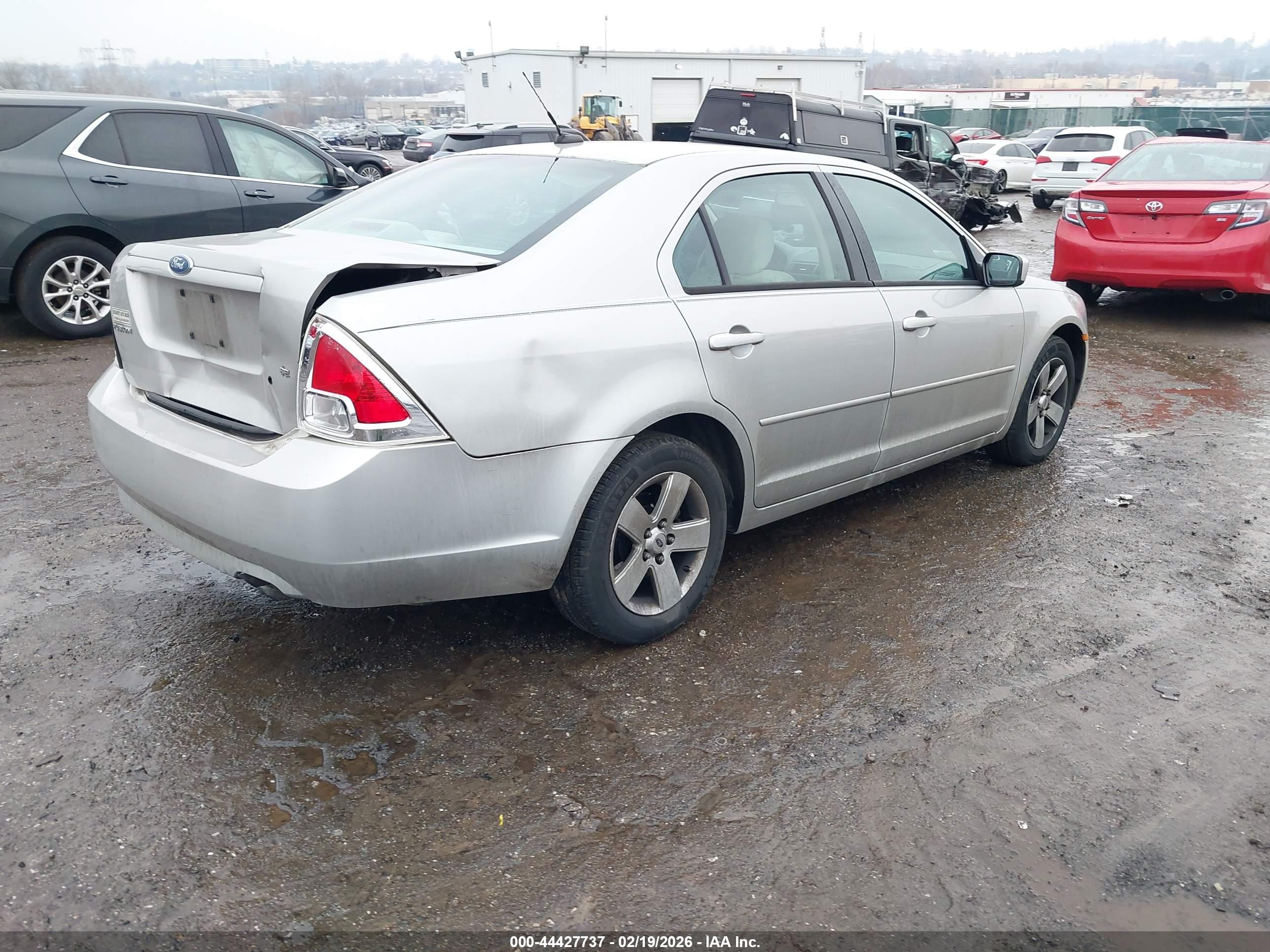 FORD FUSION image 4