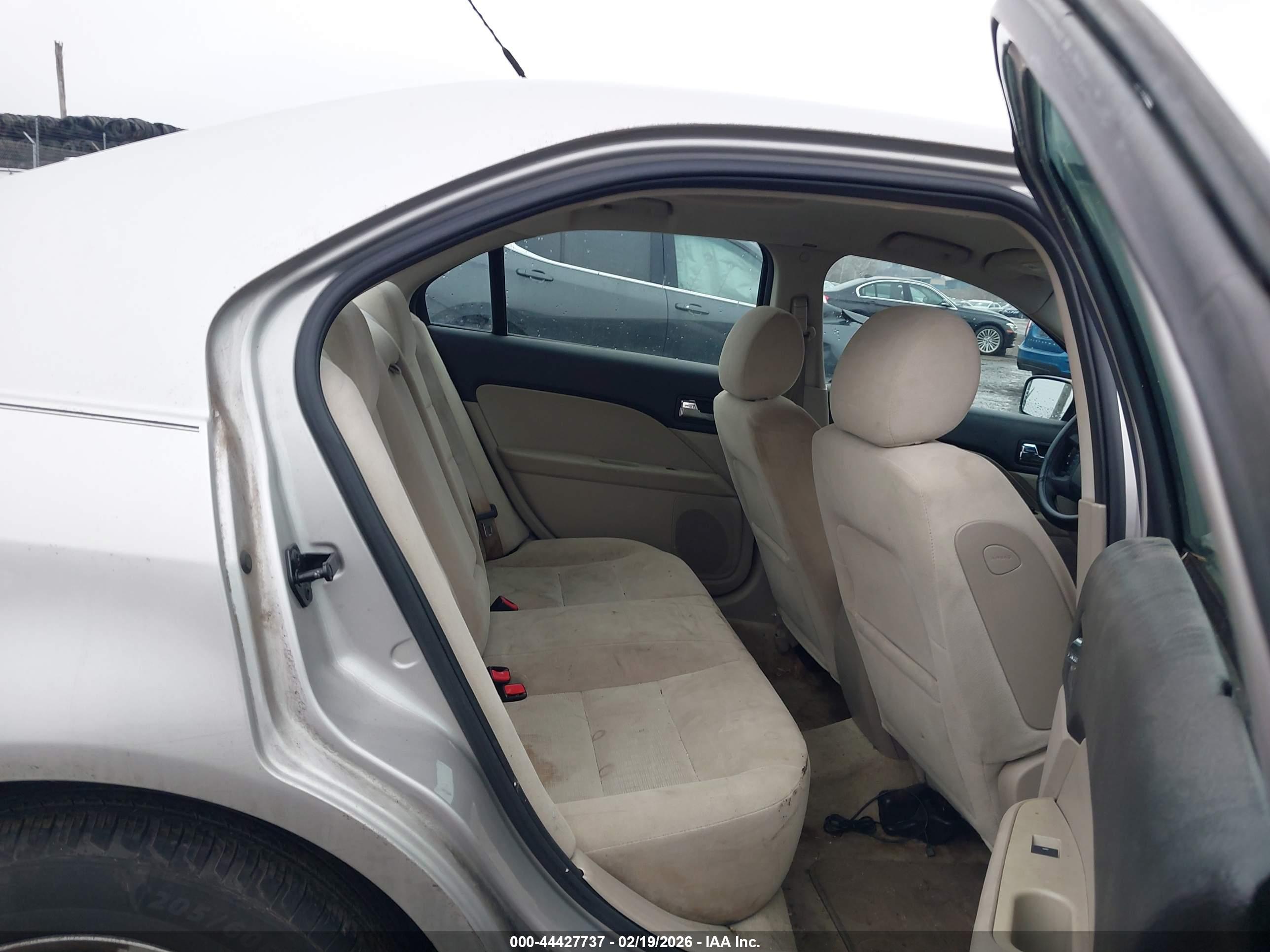 FORD FUSION image 8