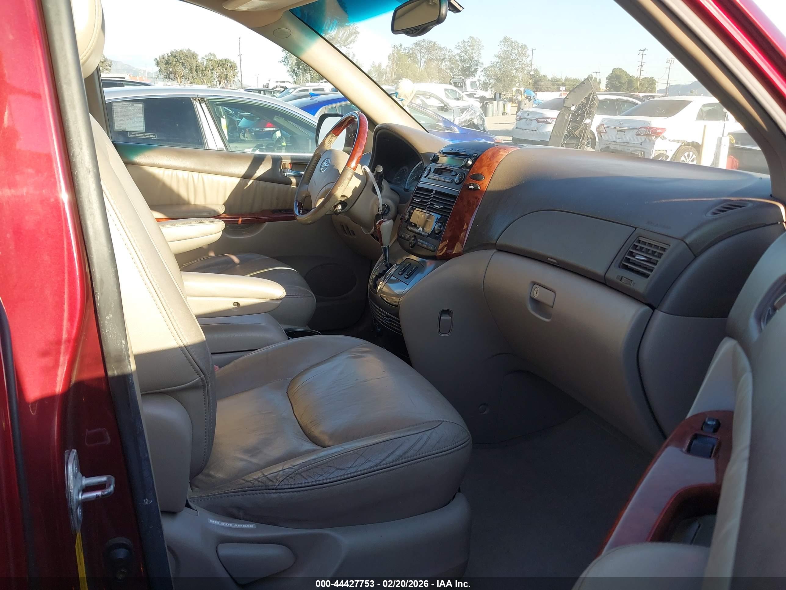 TOYOTA SIENNA image 5