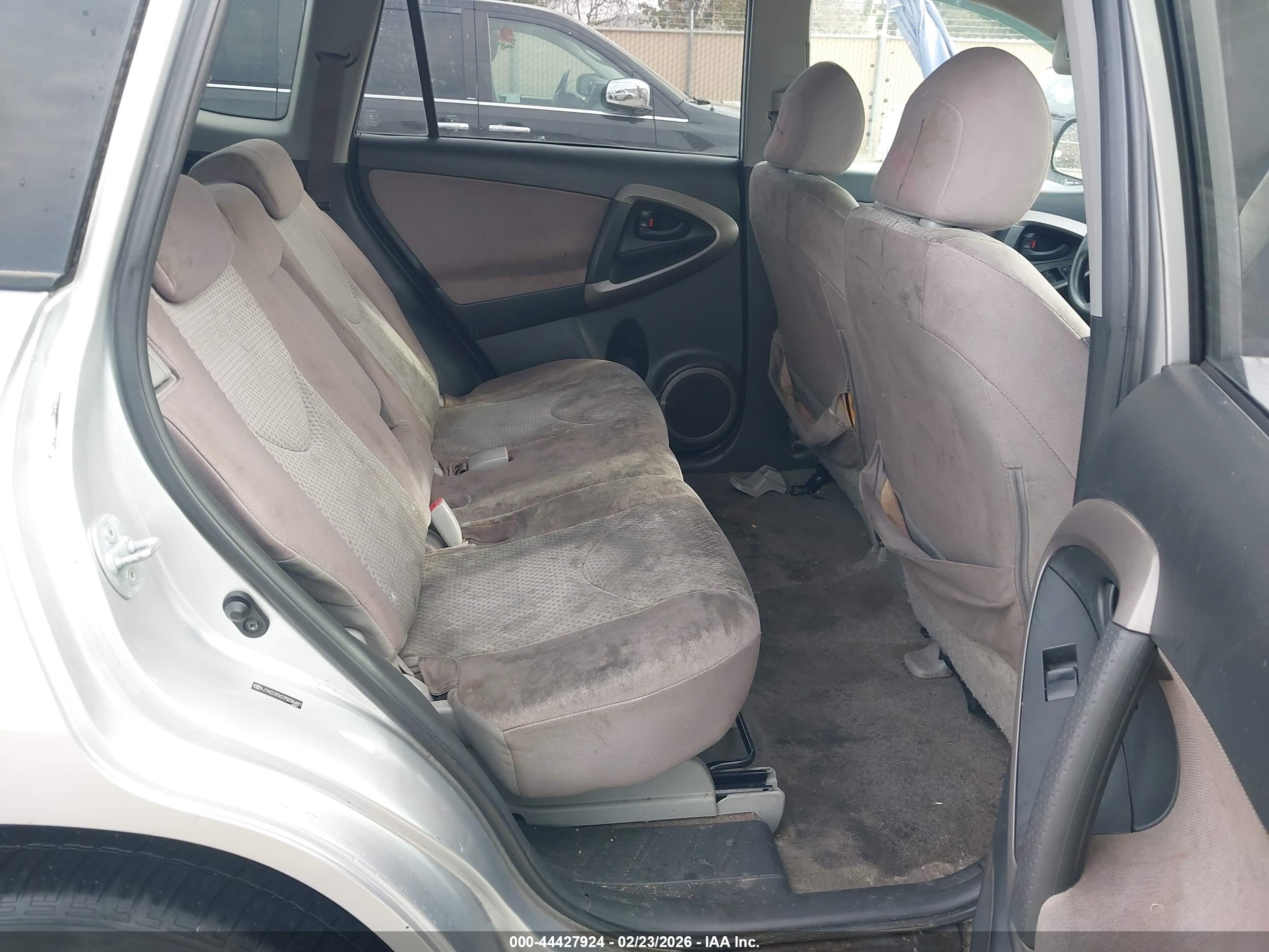 TOYOTA RAV4 image 8