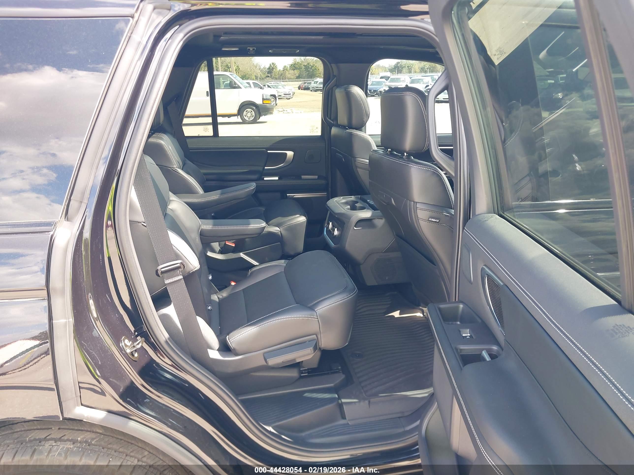FORD EXPEDITION image 8