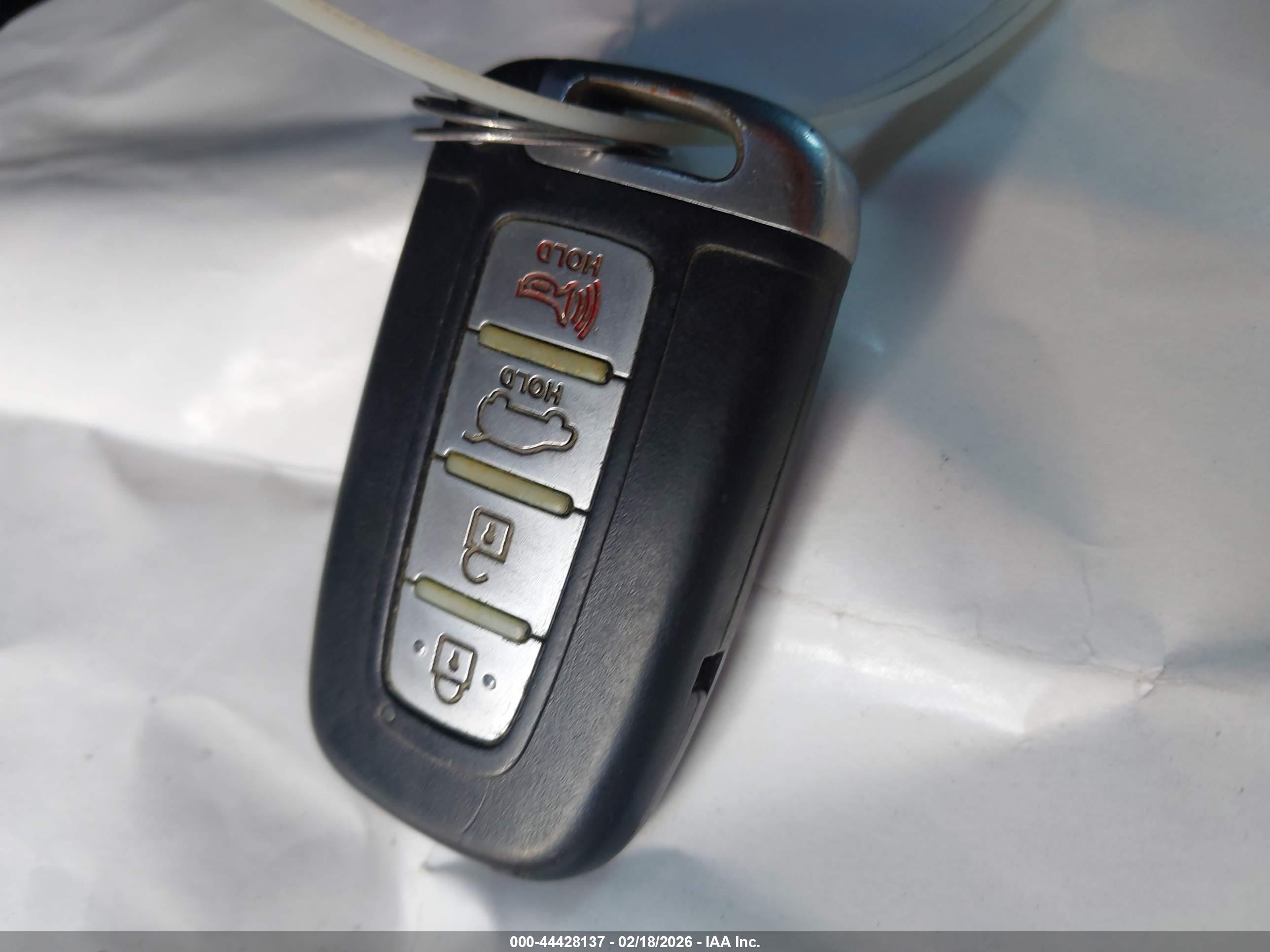 HYUNDAI VELOSTER image 11