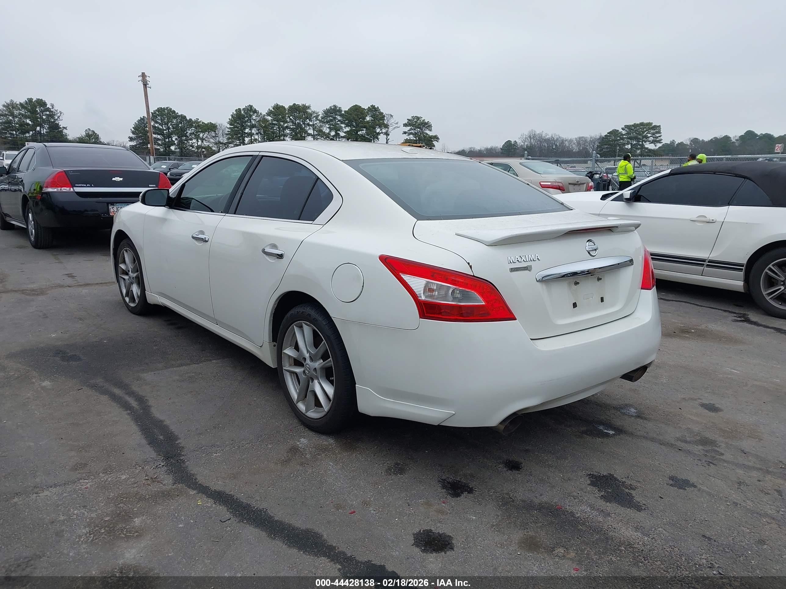 NISSAN MAXIMA image 3