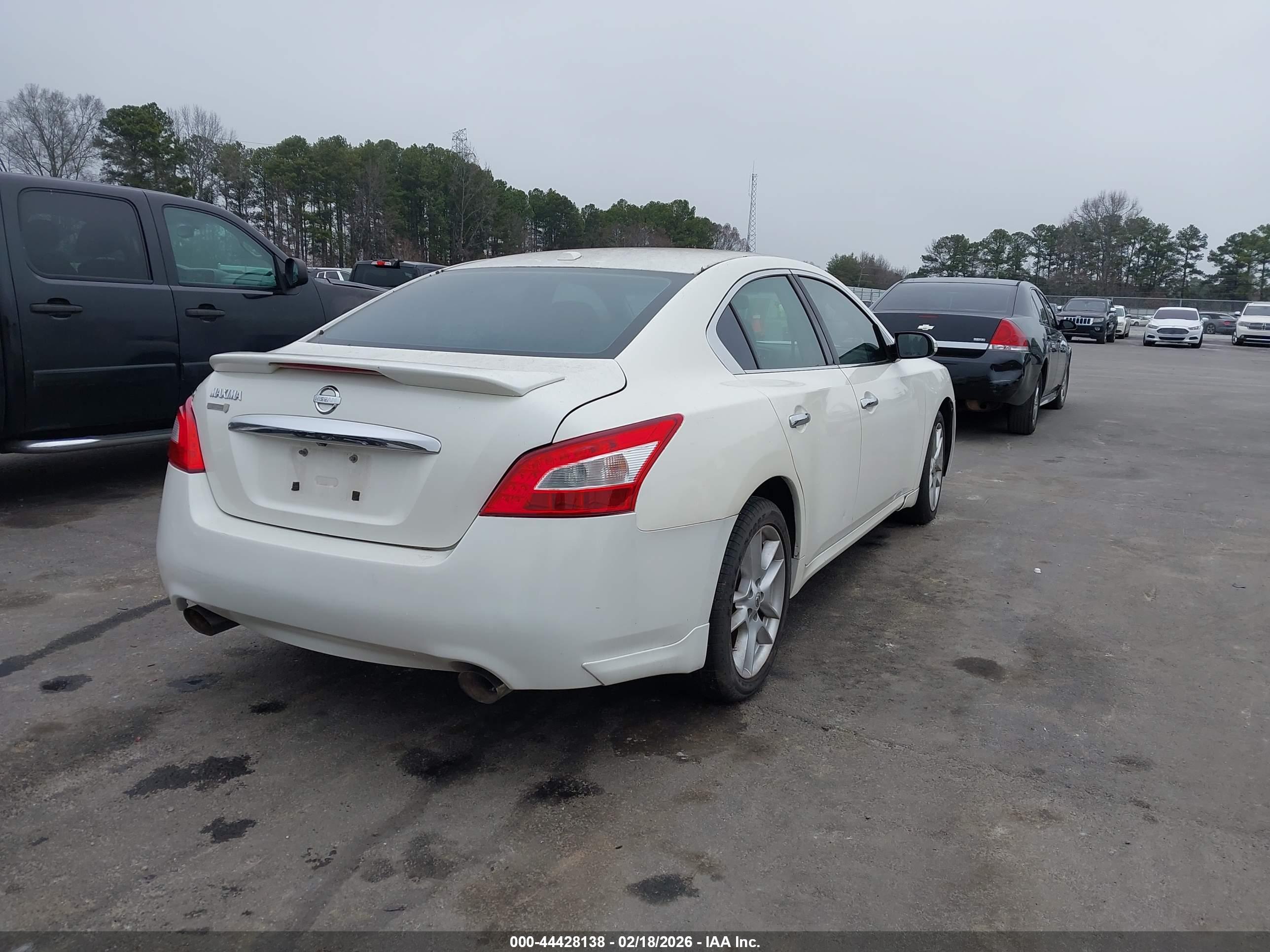 NISSAN MAXIMA image 4