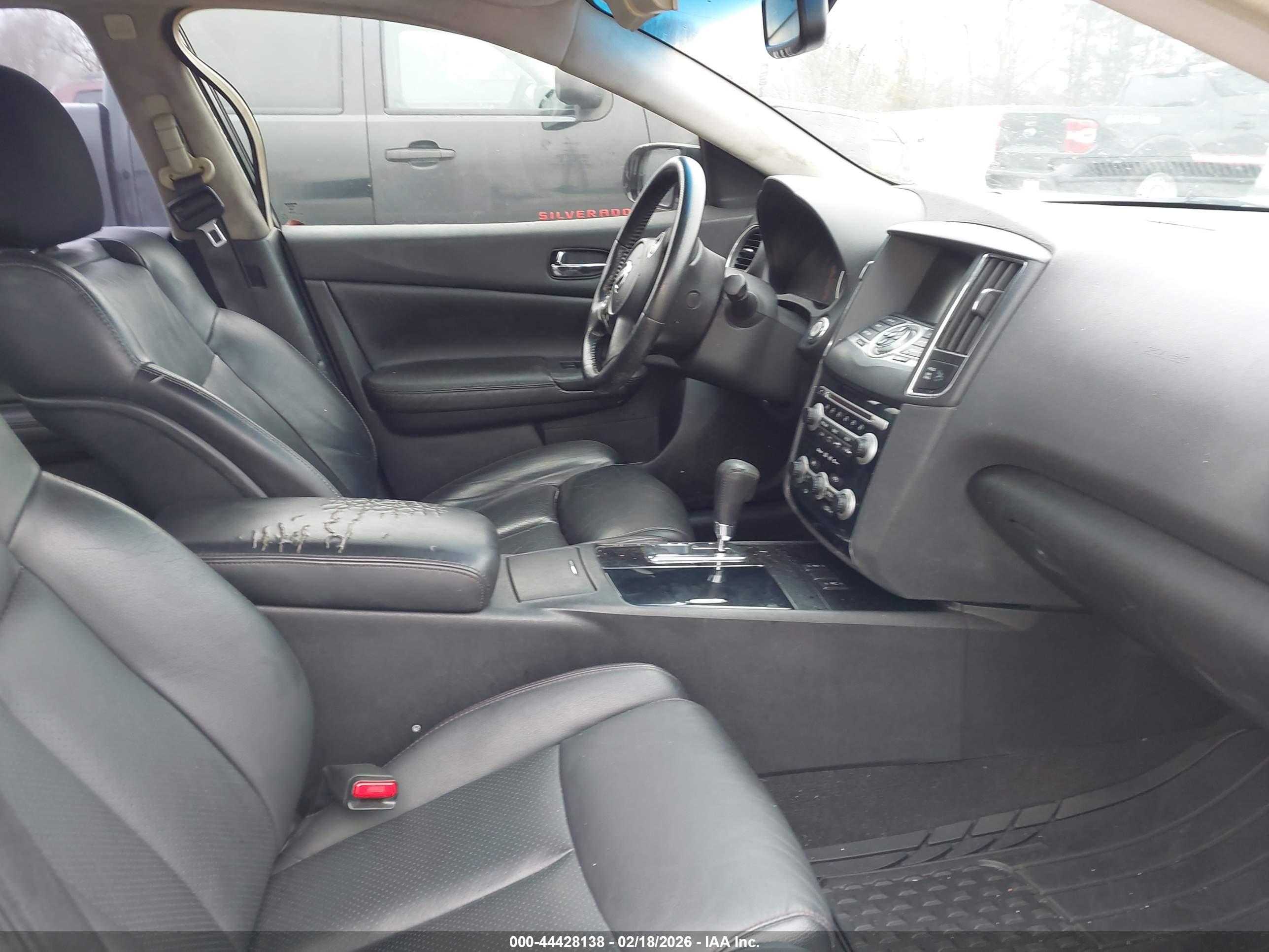 NISSAN MAXIMA image 5