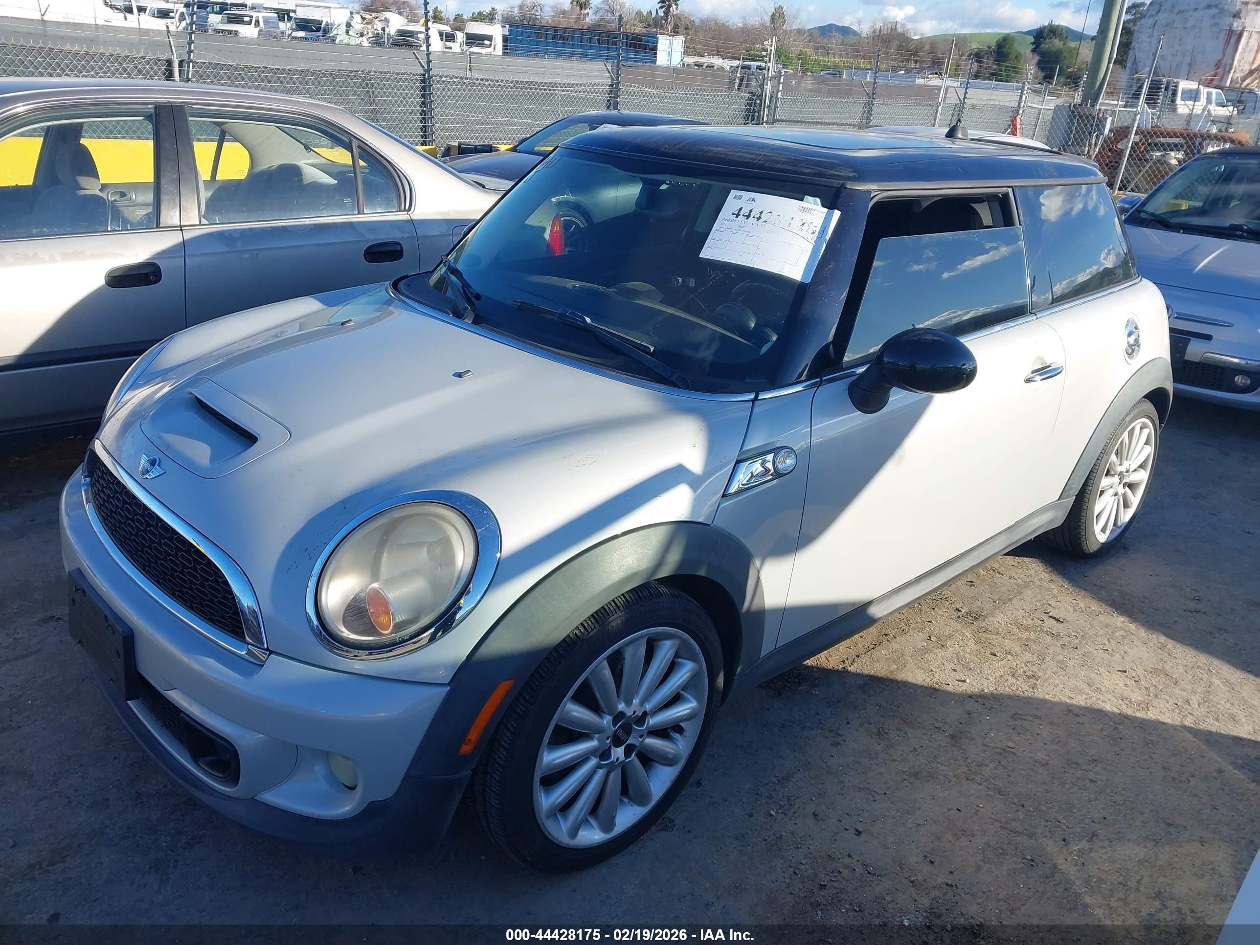 MINI COOPER image 2