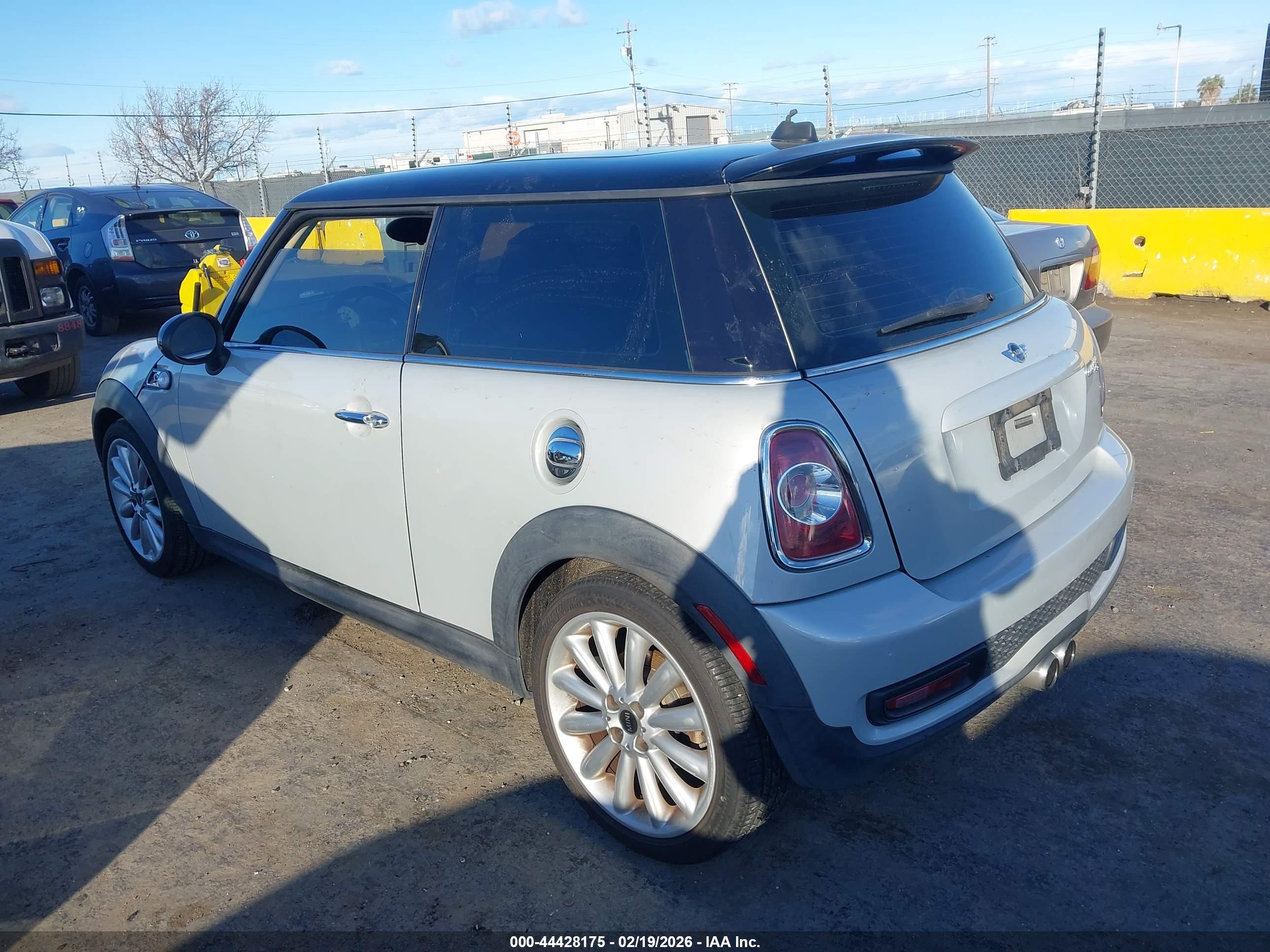 MINI COOPER image 3