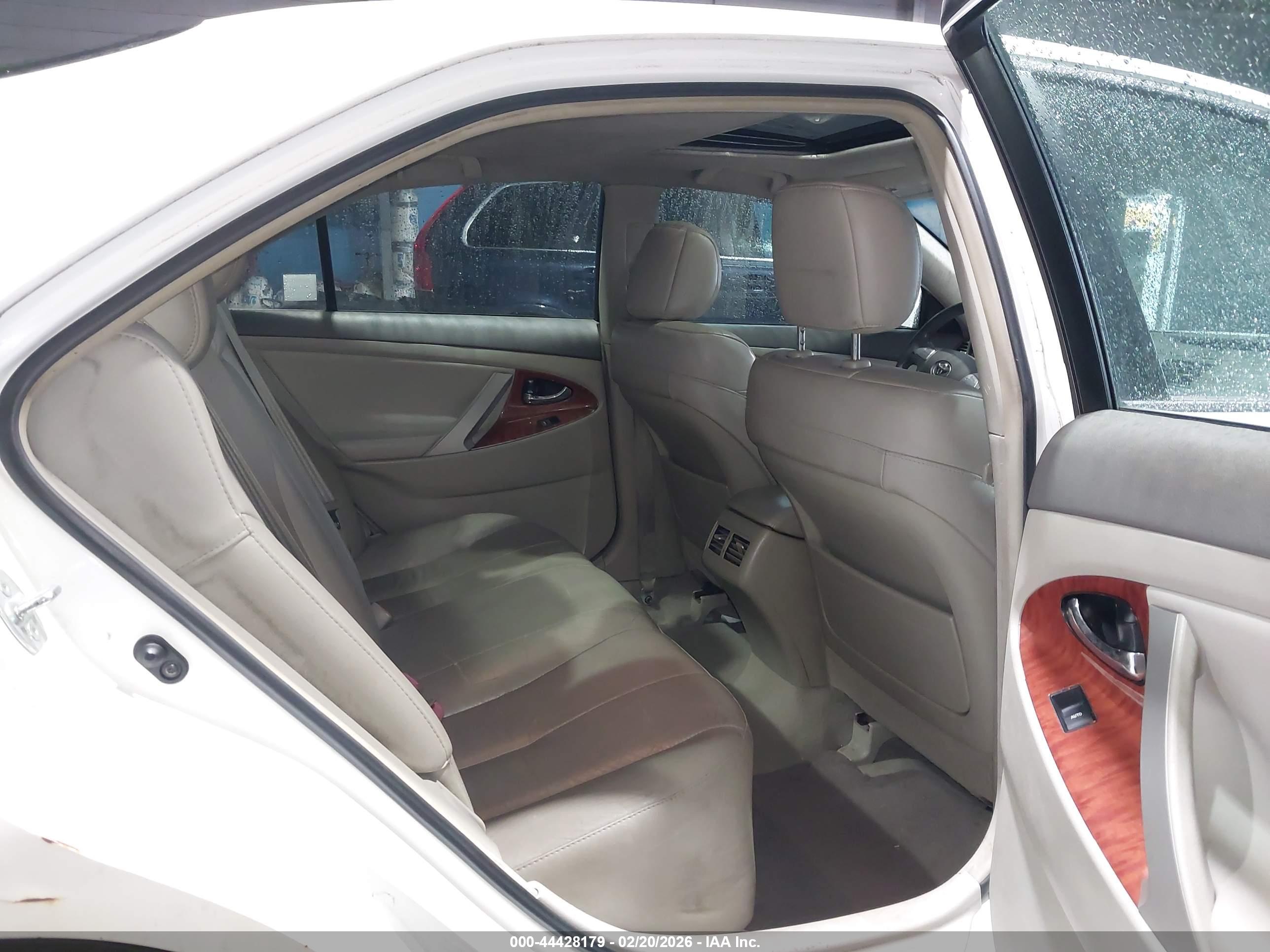 TOYOTA CAMRY image 8