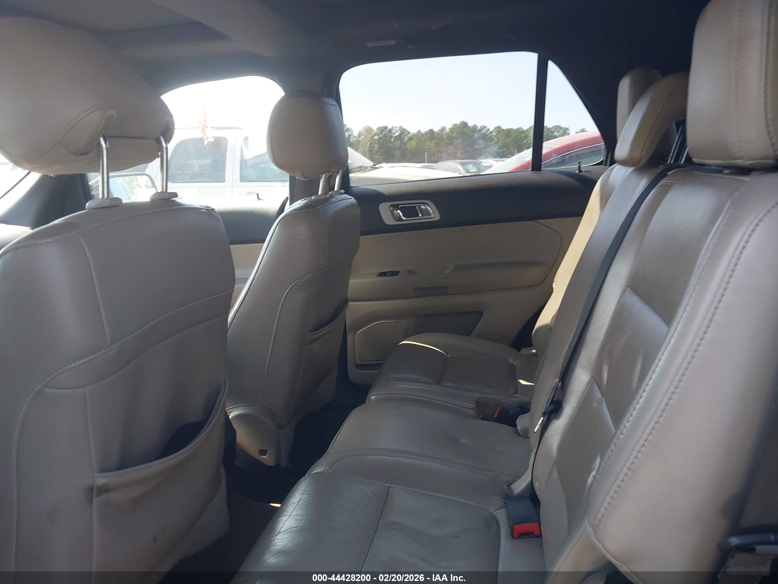 FORD EXPLORER image 8