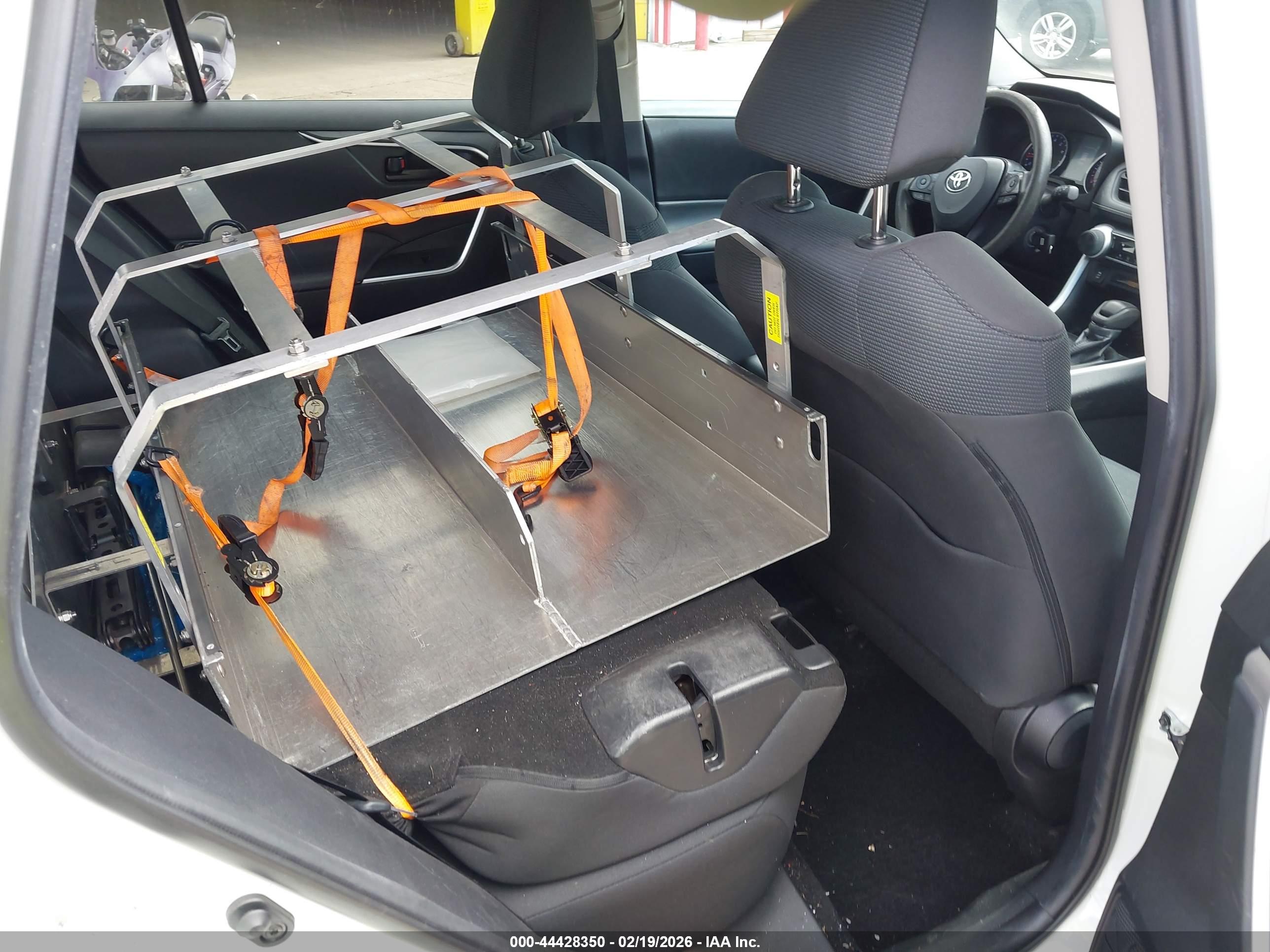 TOYOTA RAV4 image 8