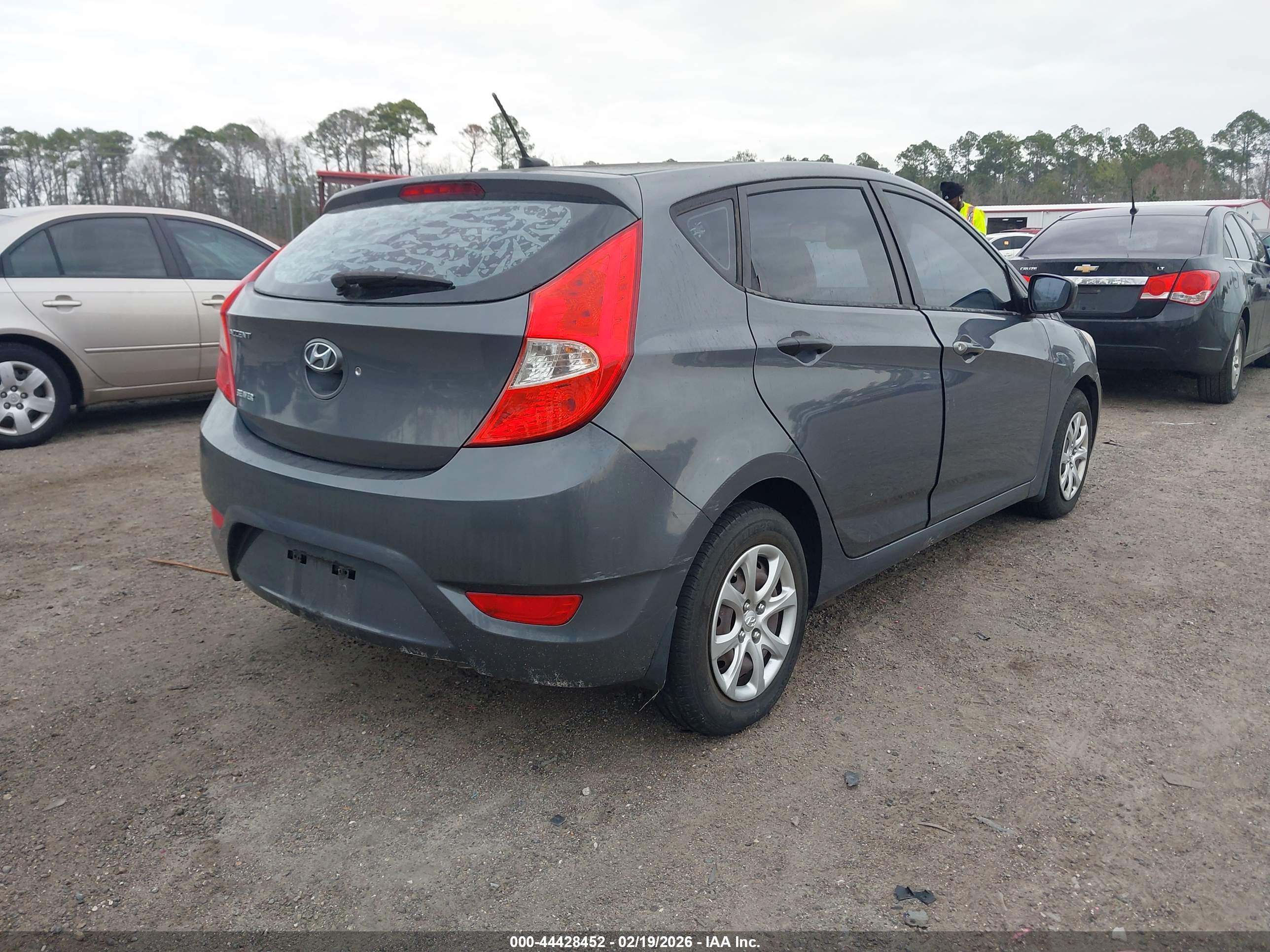 HYUNDAI ACCENT image 4